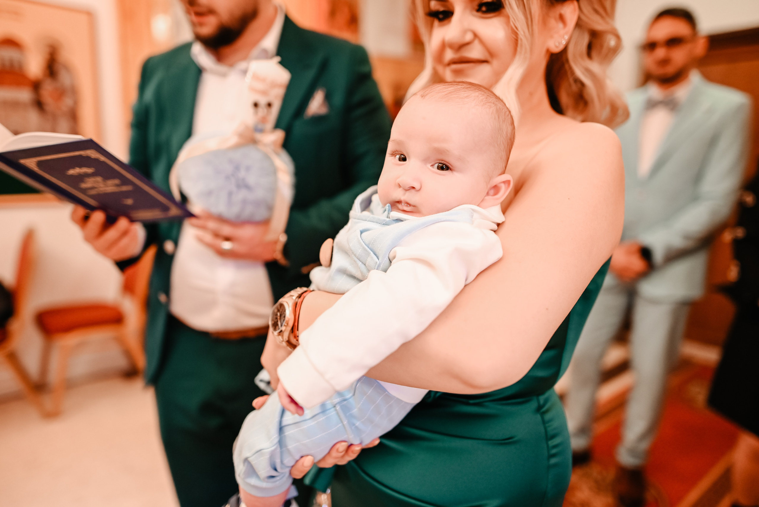 Privirea plină de emoție a nașei în timpul slujbei de botez – Ana Maria Drăgan