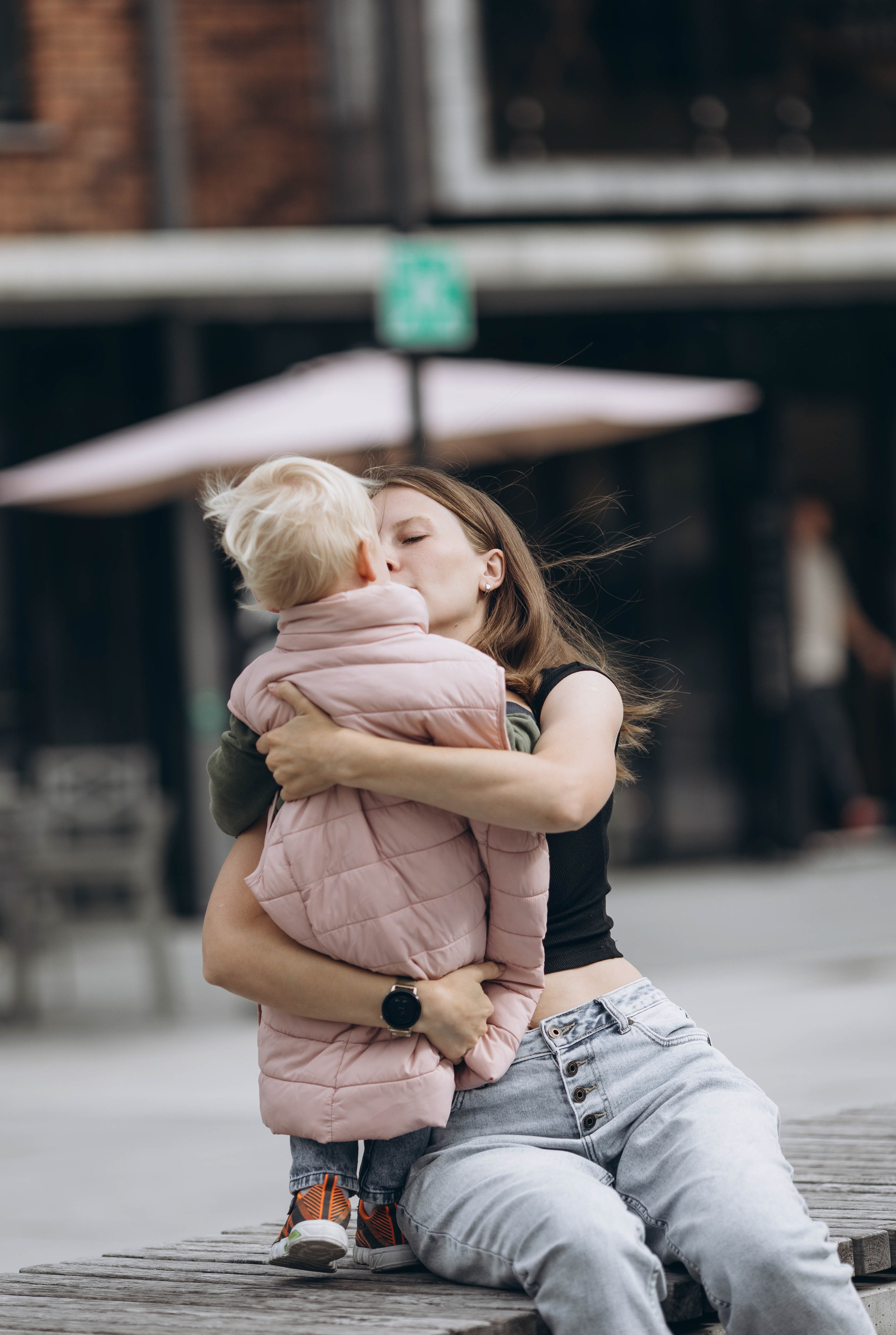 Along the streets of Vilnius in lifestyle style. Family photographer in Vilnuis Svetlana Naumova