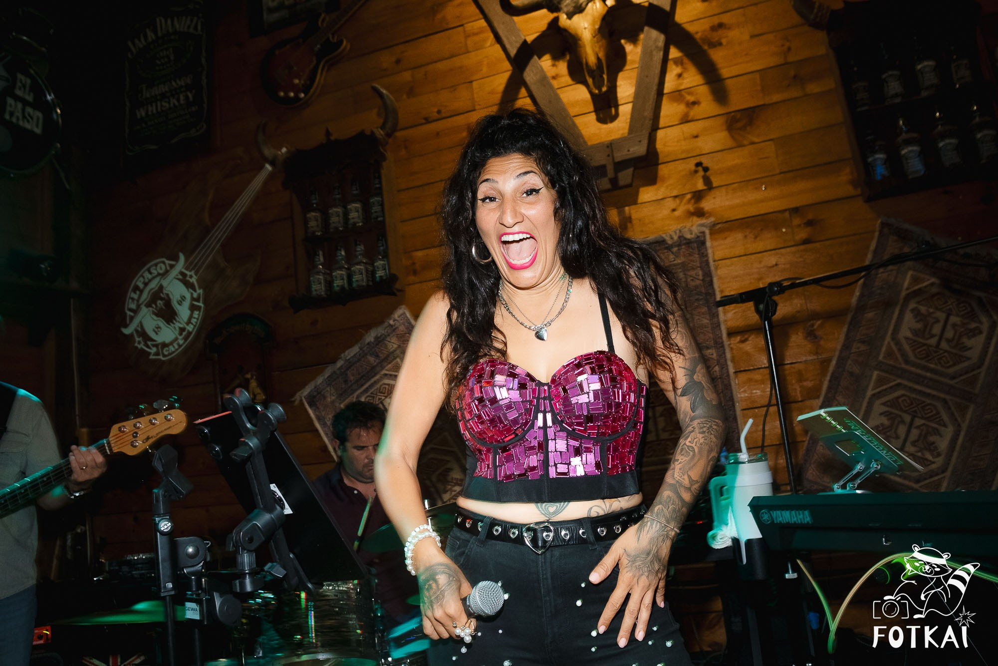 Tributo a Amy Winehouse en El Paso Bar (2 de mayo de 2026) – Fotos, concierto en vivo y ambiente único | FOTKAI