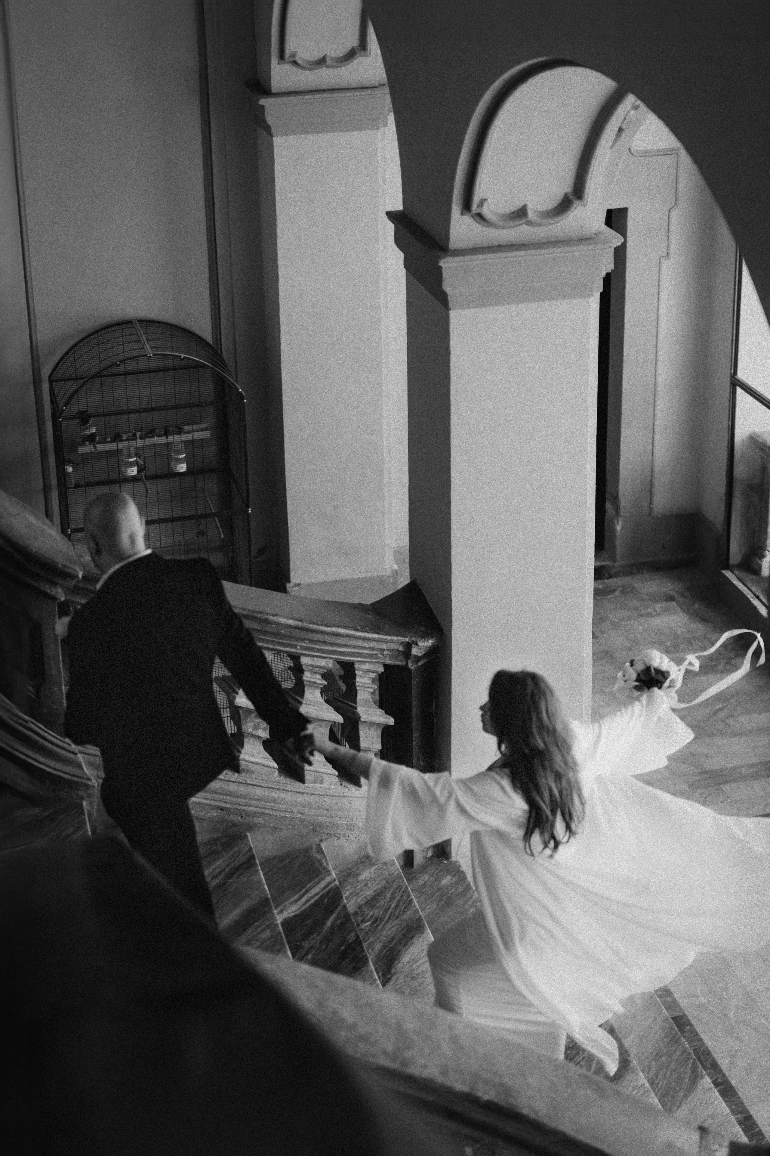 Камерная свадьба в Римини, фотограф ловит живой момент пары