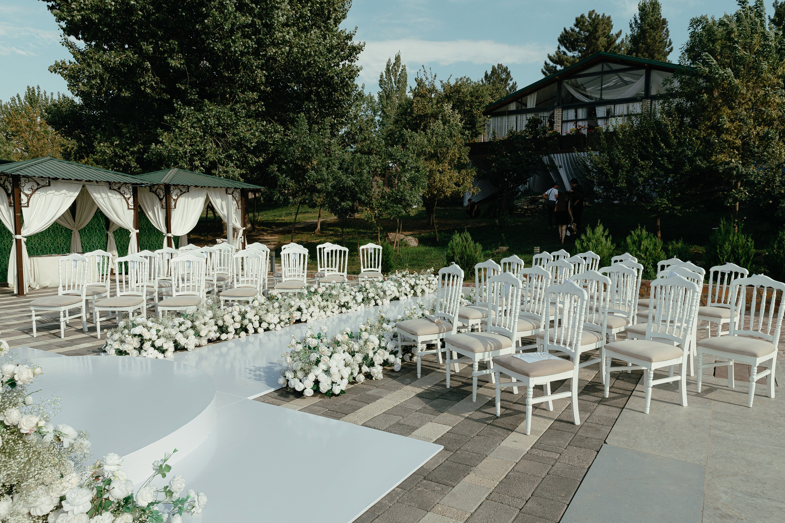 Thomas & Suyumbika. Главная