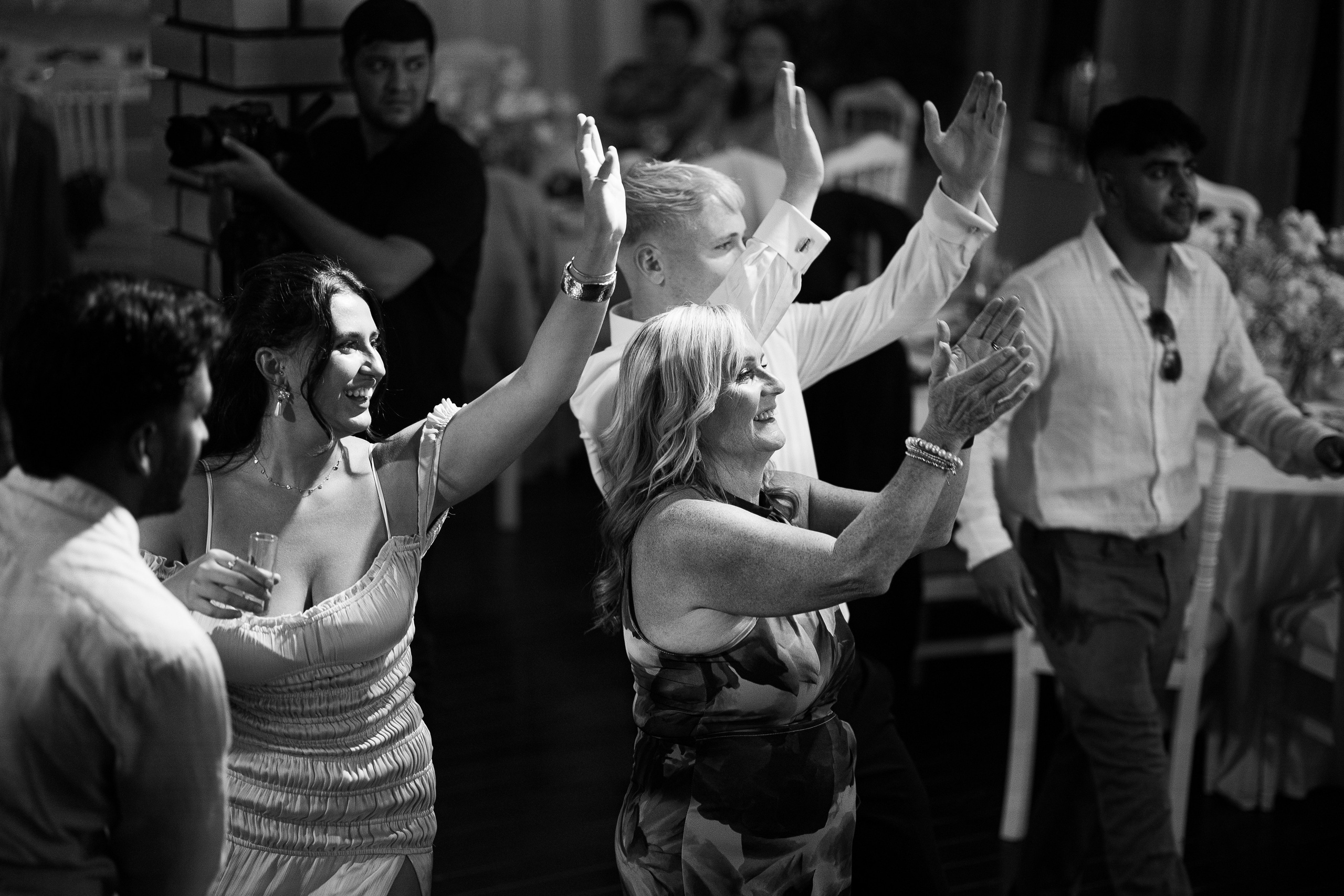 Thomas & Suyumbika. Главная