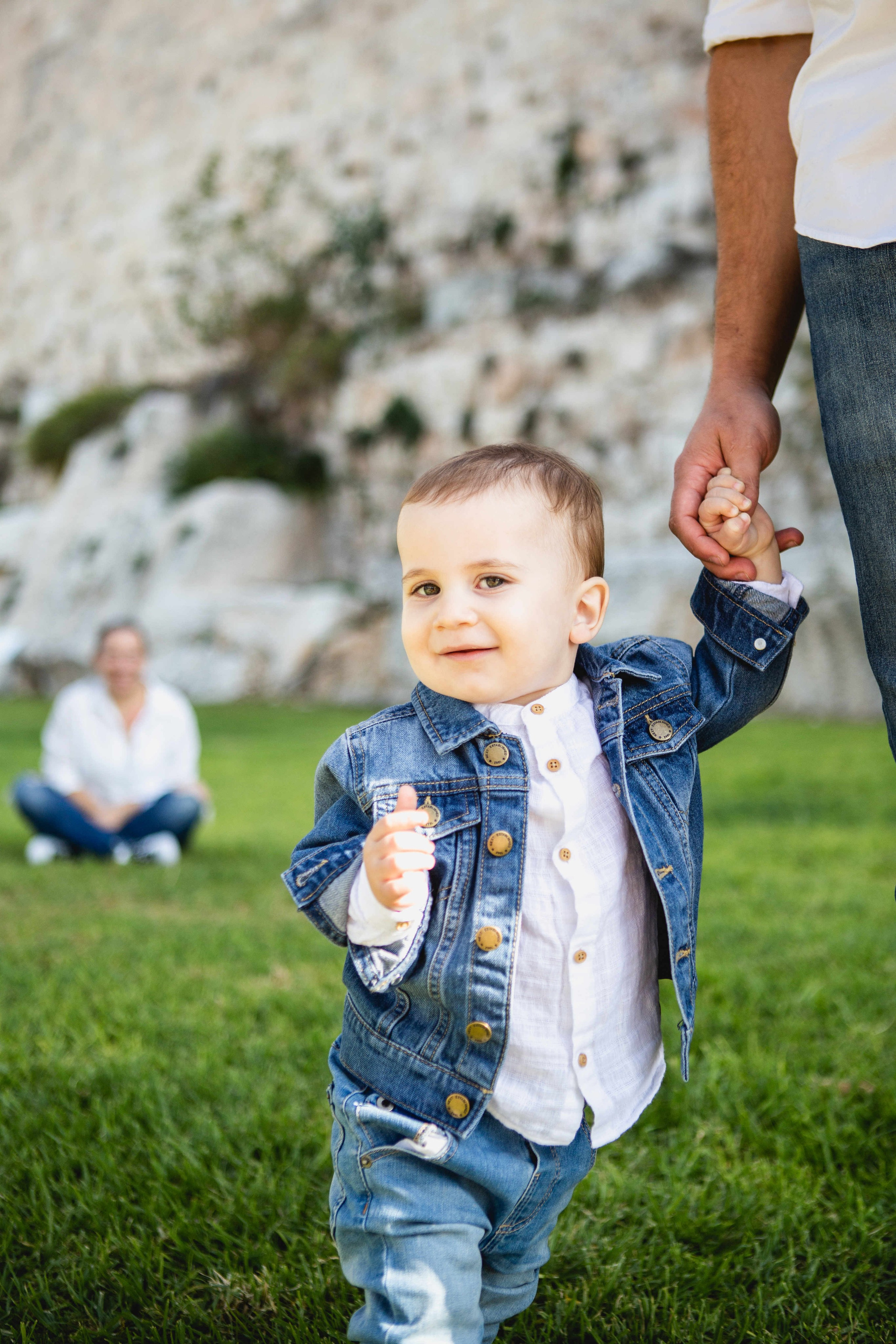 AT THE WALLS OF THE OLD CITY. PHOTOGRAPHER IN ISRAEL