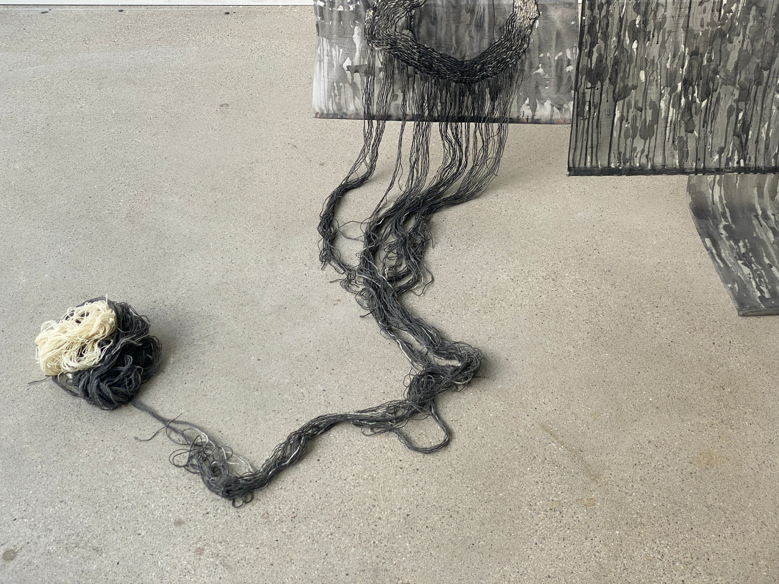 Tissu funéraire, fil de laine, encre Installation variable