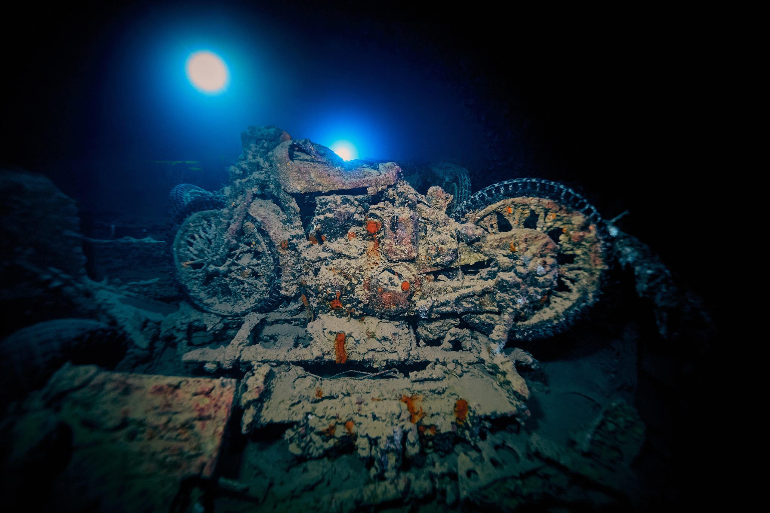 Underwater photographer Andriej Szypilow - photos of the mysterious SS Thistlegorm - sunken ship in the red sea