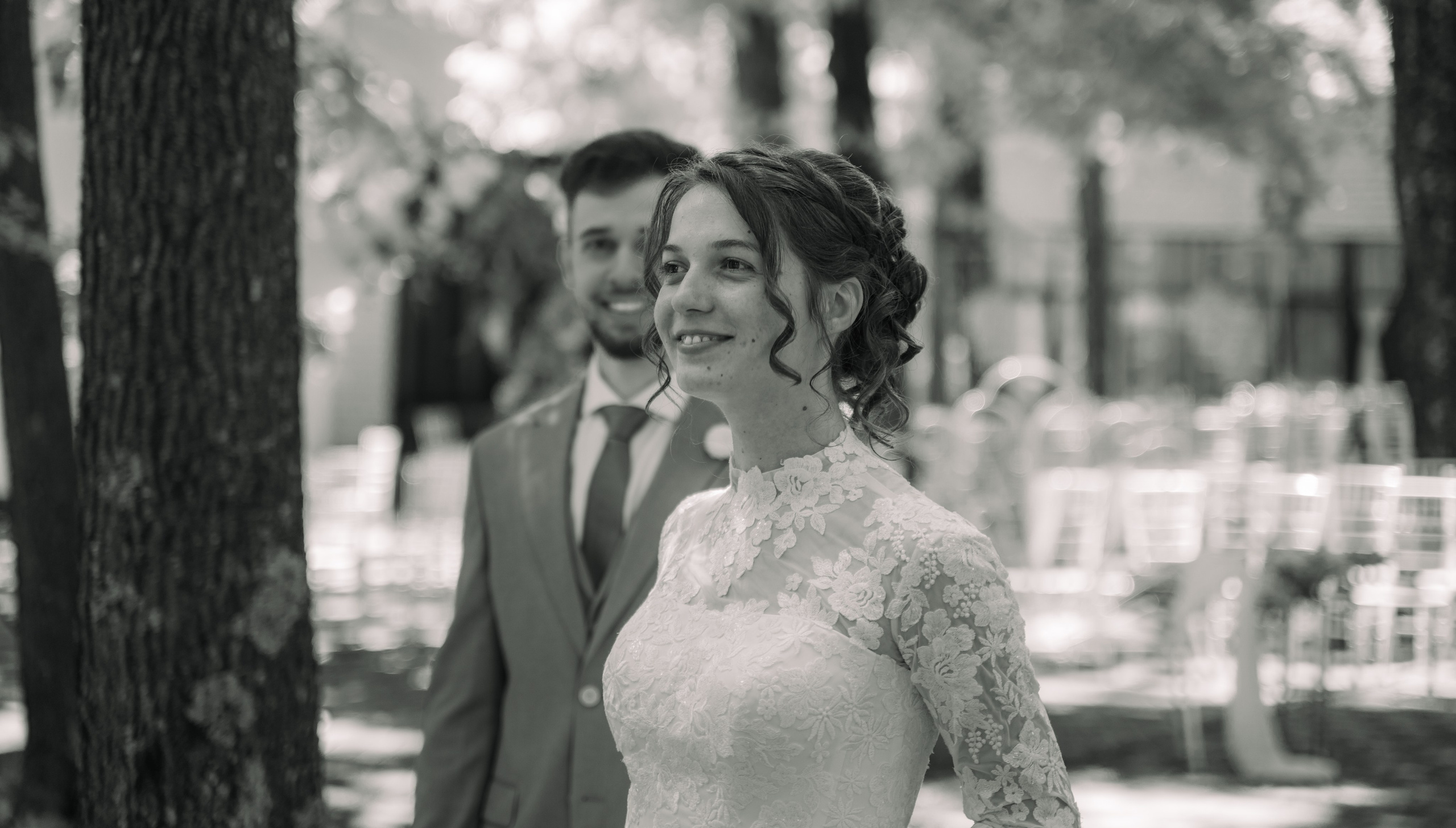 Fotografie artistică alb-negru mireasă și mire, nuntă în natură, portret de cuplu stil documentar, fotograf nuntă București, incadru.ro.