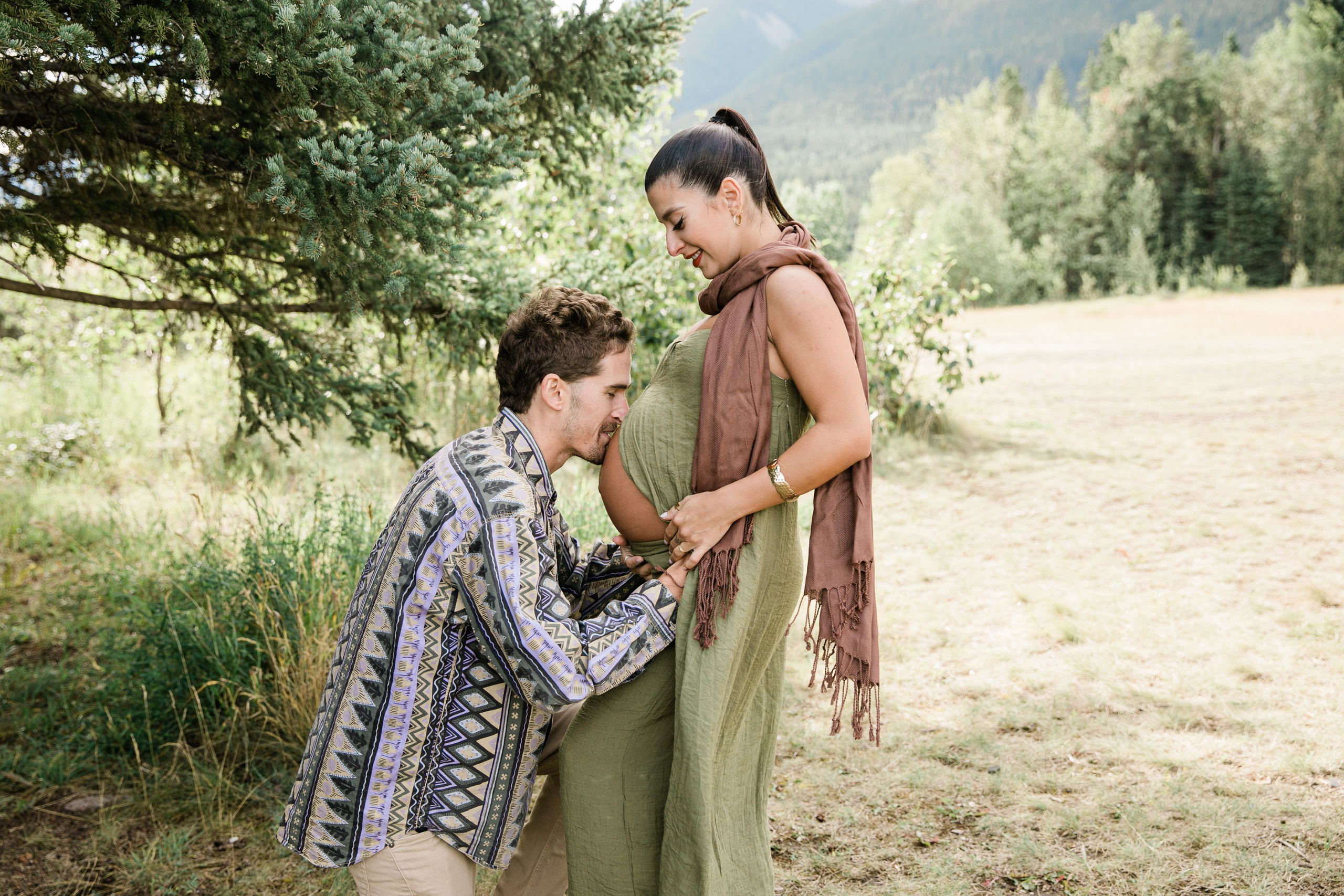 Maternity Photos — Canmore — Daniella. Fotografía accesible en Calgary