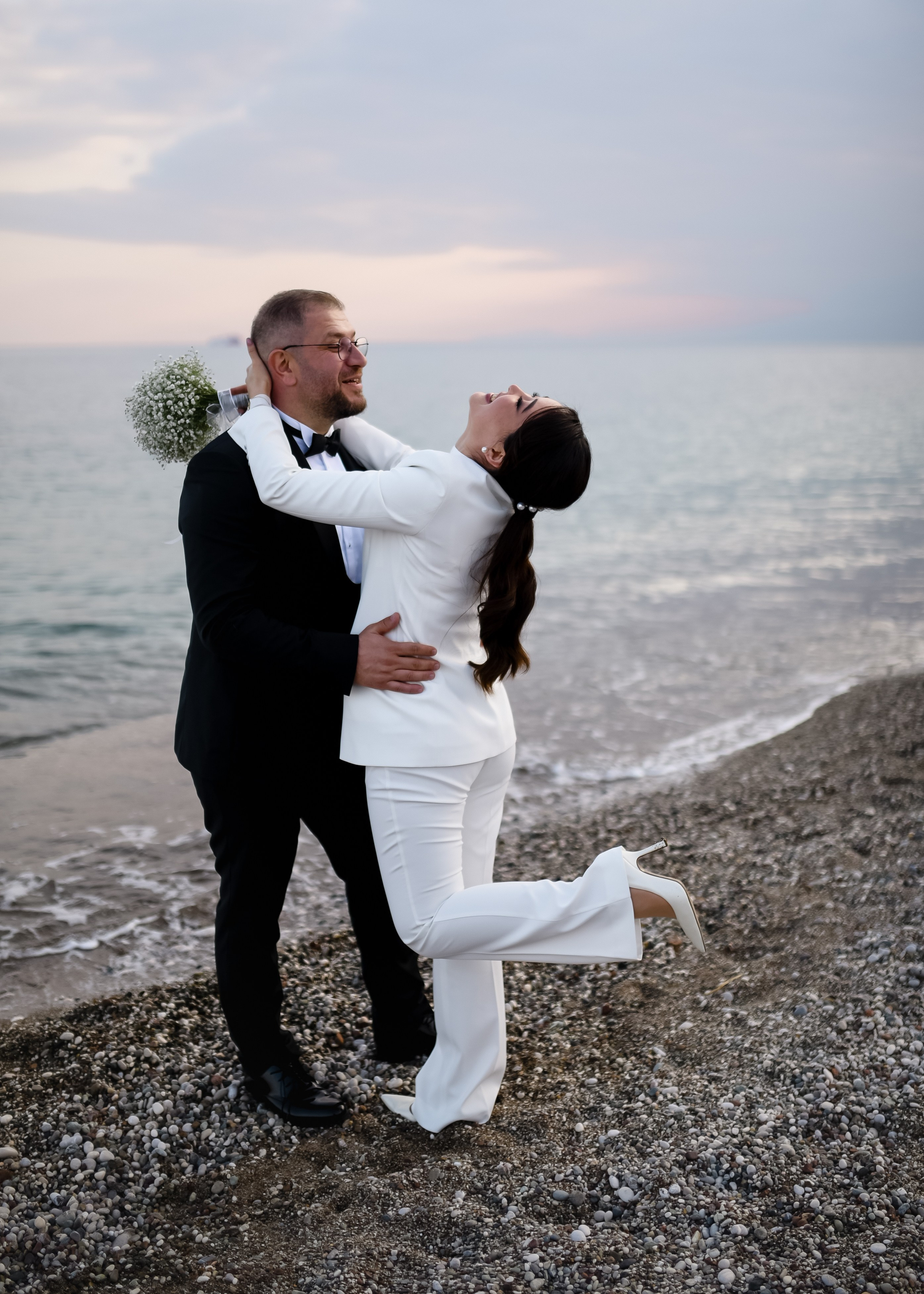 Свадебная фотосессия в Анталии — живые эмоции, искренние чувства и естественные кадры. Я свадебный фотограф в Анталии, создаю стильные и душевные истории любви на море, в отелях и ресторанах Турции. Свадьбы, love story и destination-съёмки для пар, которые ценят атмосферу, эстетику и настоящие моменты