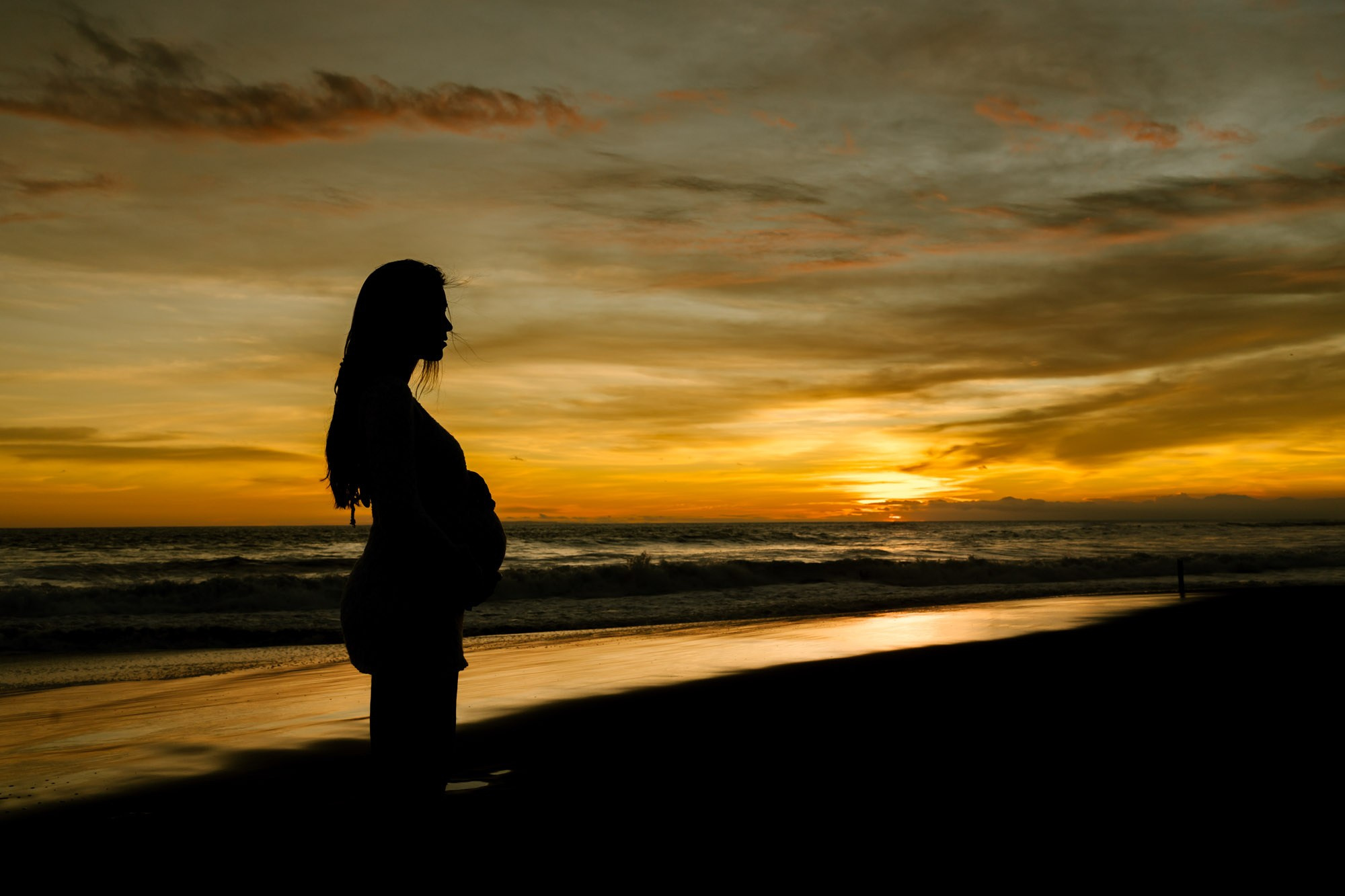 LARISSA & SJUUL MATERNITY. Female Photographer in Bali