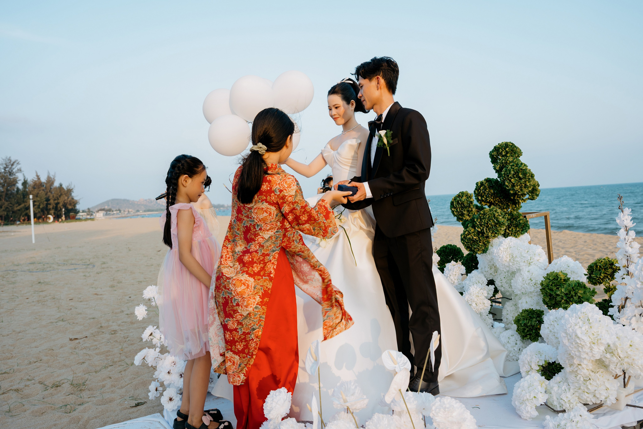 DIEU & THINH/Destination Wedding. Nhiếp ảnh gia đám cưới hàng đầu tại Thành Phố Hồ Chí Minh