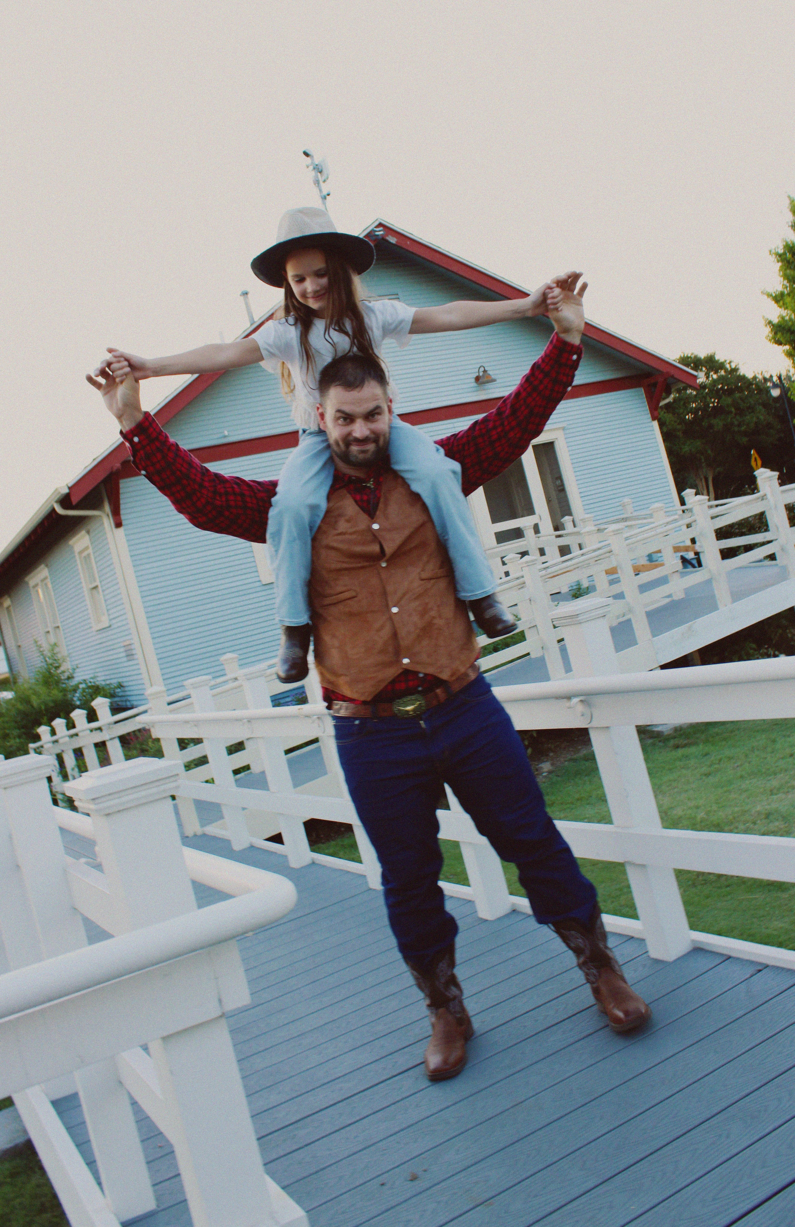 Texas Countryside Family Photoshoot in Cowboy Style. Lana Petrychenko — Portrait & Family Photographer. Valencia, Spain