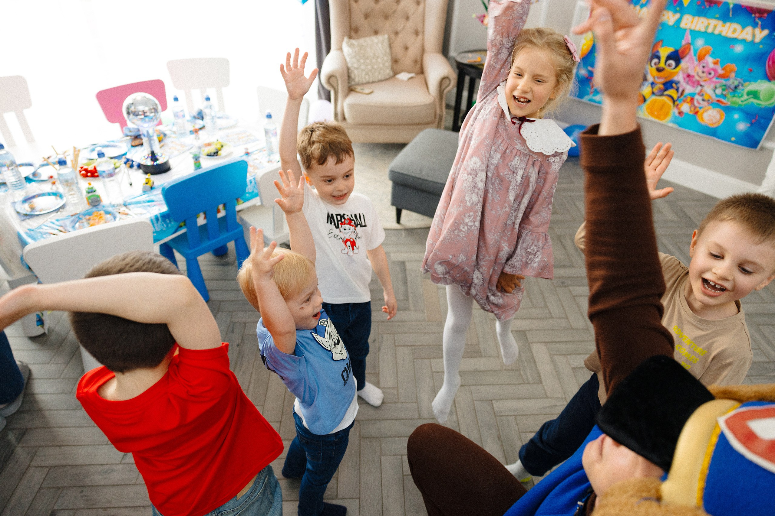 Яркая фотосессия детского праздника с аниматором и блестящей дискотекой из фольги в Риге. Евгений Тимофеев | Свадебный и контент-фотограф и видеограф в Риге