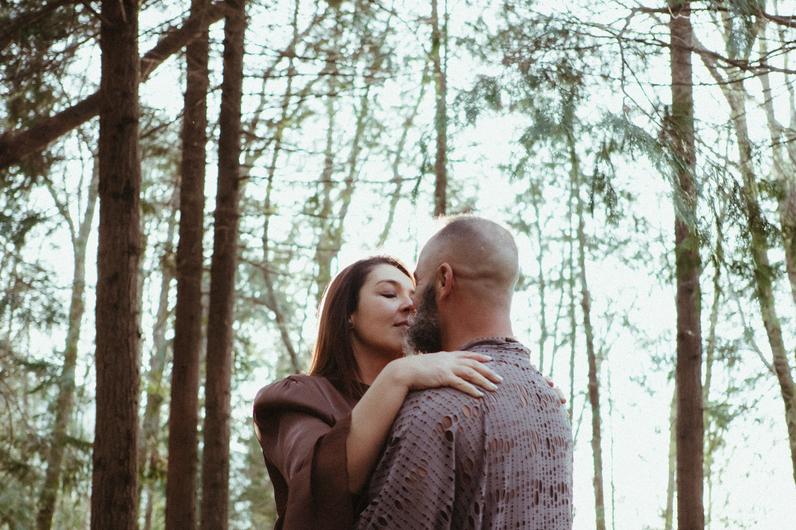 boho inspired pre wedding session surrounded by trees in Portugal