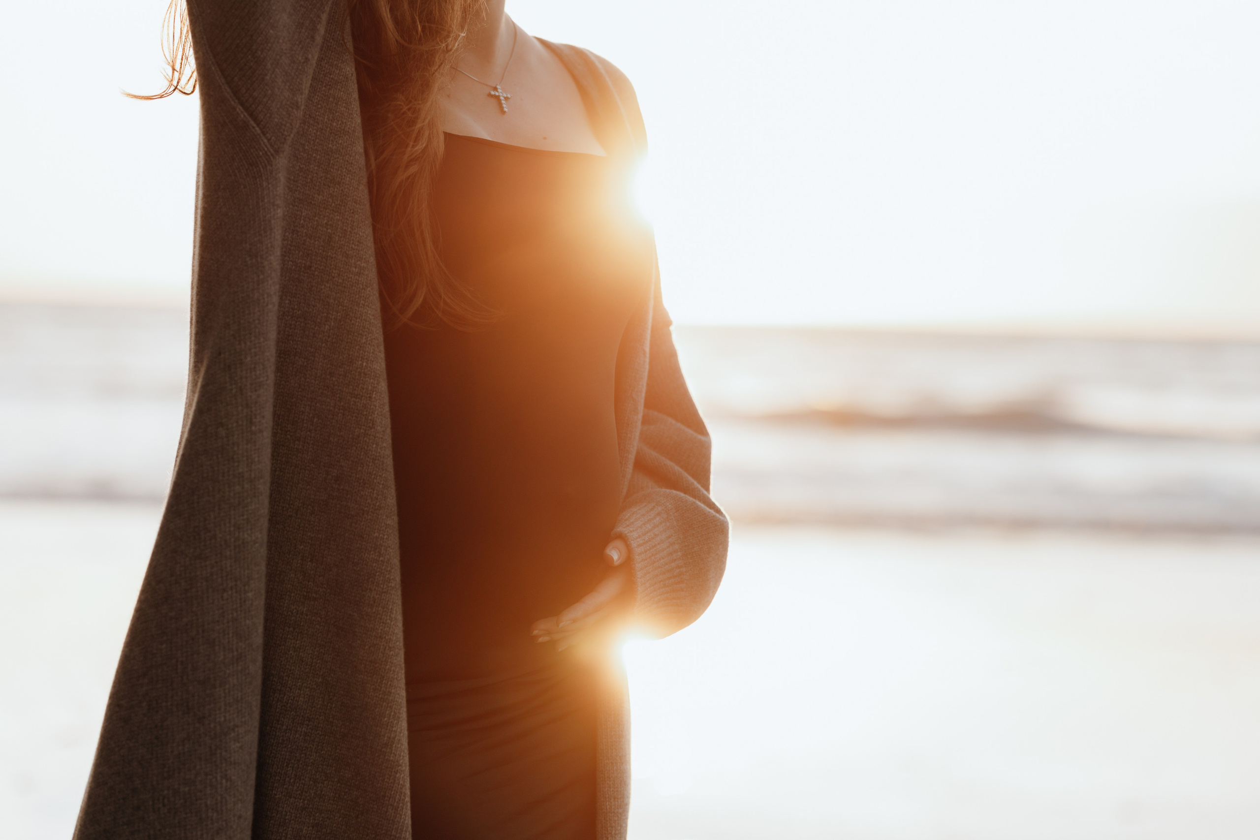 Sunset maternity photoshoot. Annah Louwagie — Lifestyle photographer for couples, families & brands | France & worldwide