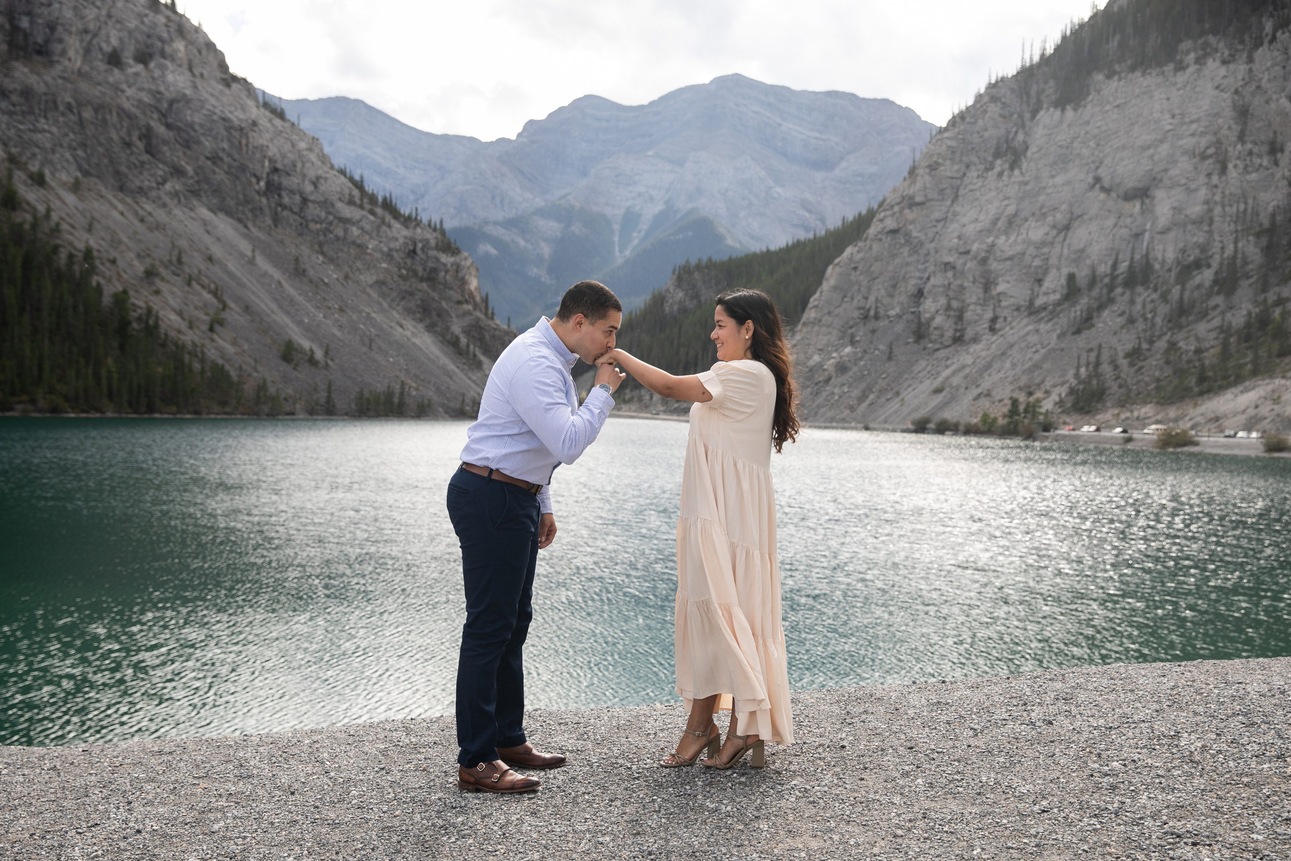 Pierina & Thomas — Canmore Engagement. Fotografía accesible en Calgary