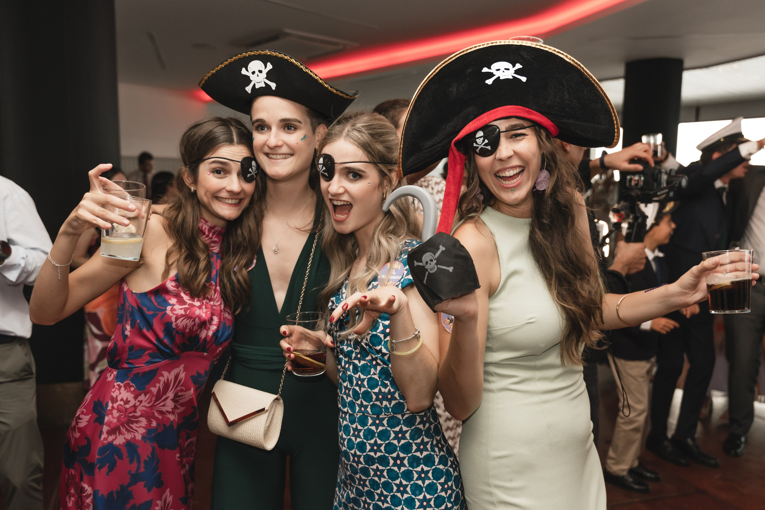 Elegancia y alegría familiar. Boda de Andrés y Lucía en San Sebastián. Holigood foto y video reportaje de bodas en San Sebastián y Europa