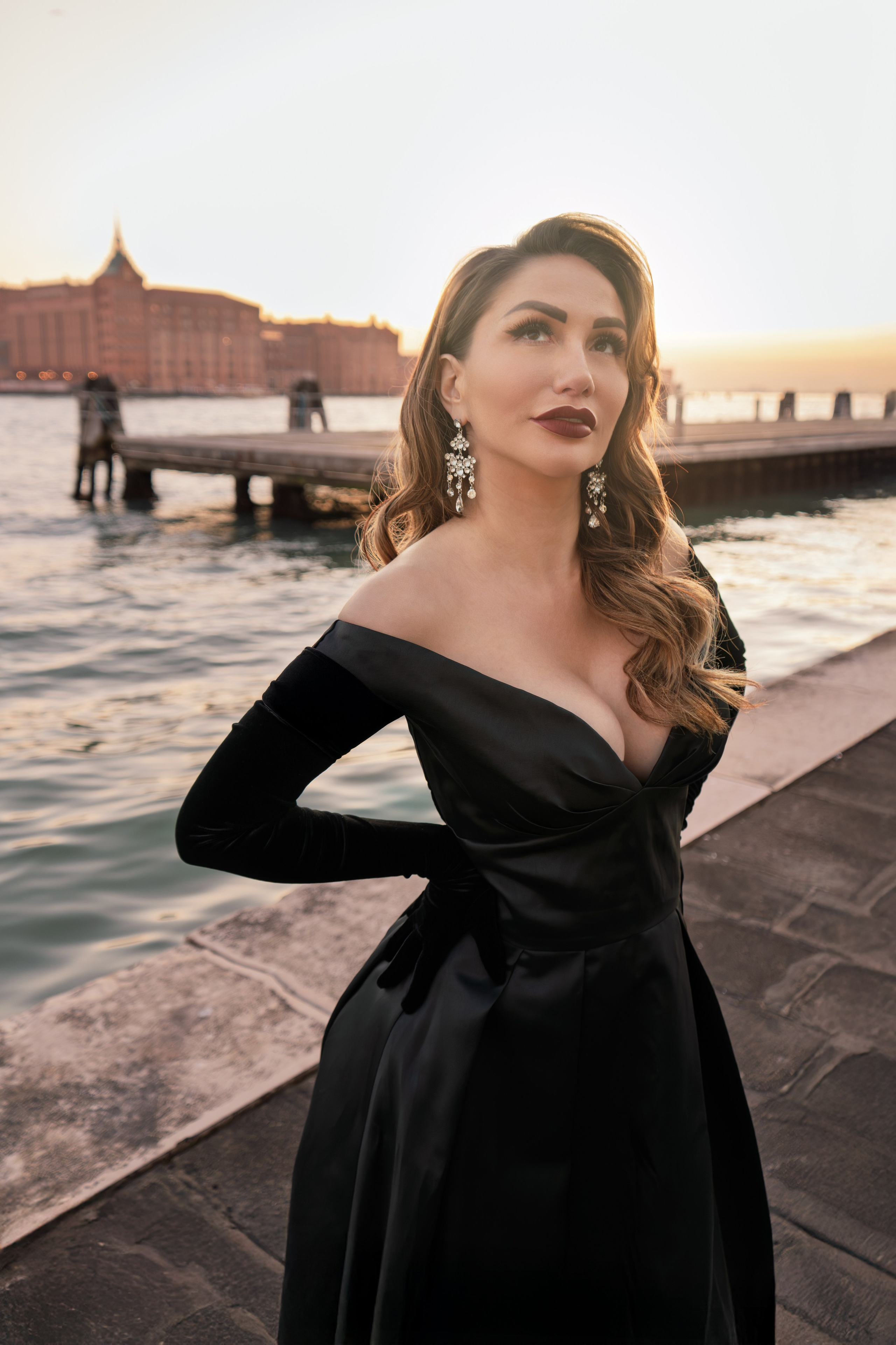 Solo traveler with a professional Venice photographer during a stylish photoshoot.