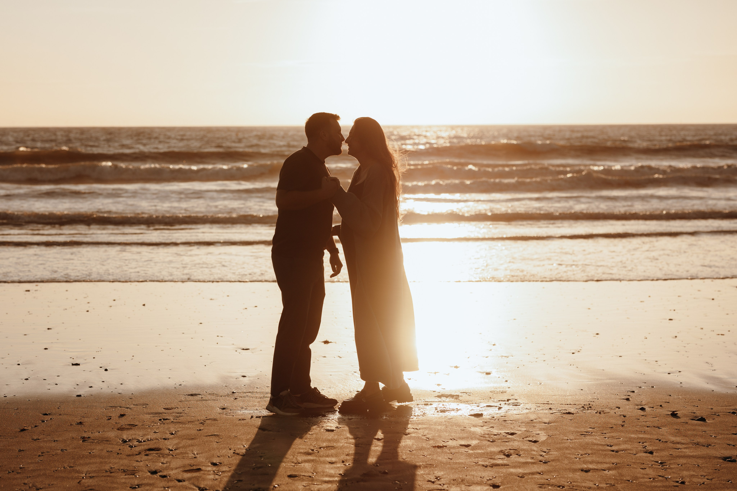 Sunset maternity photoshoot. Annah Louwagie — Lifestyle photographer for couples, families & brands | France & worldwide