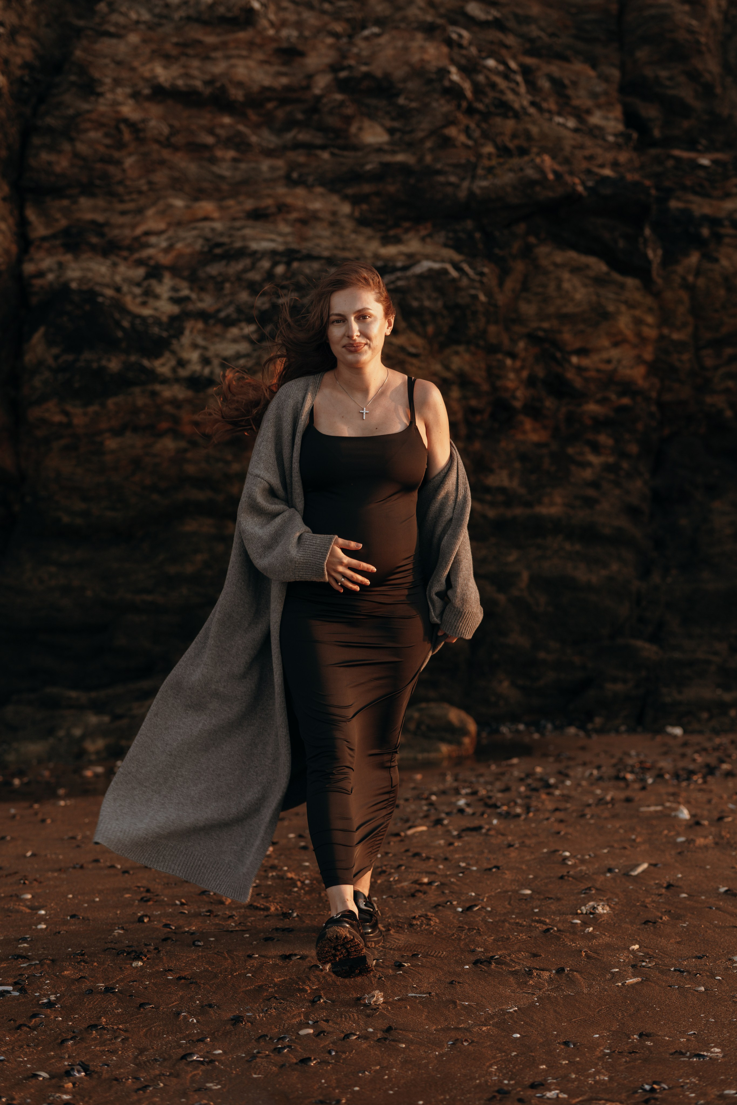 Sunset maternity photoshoot. Annah Louwagie — Lifestyle photographer for couples, families & brands | France & worldwide