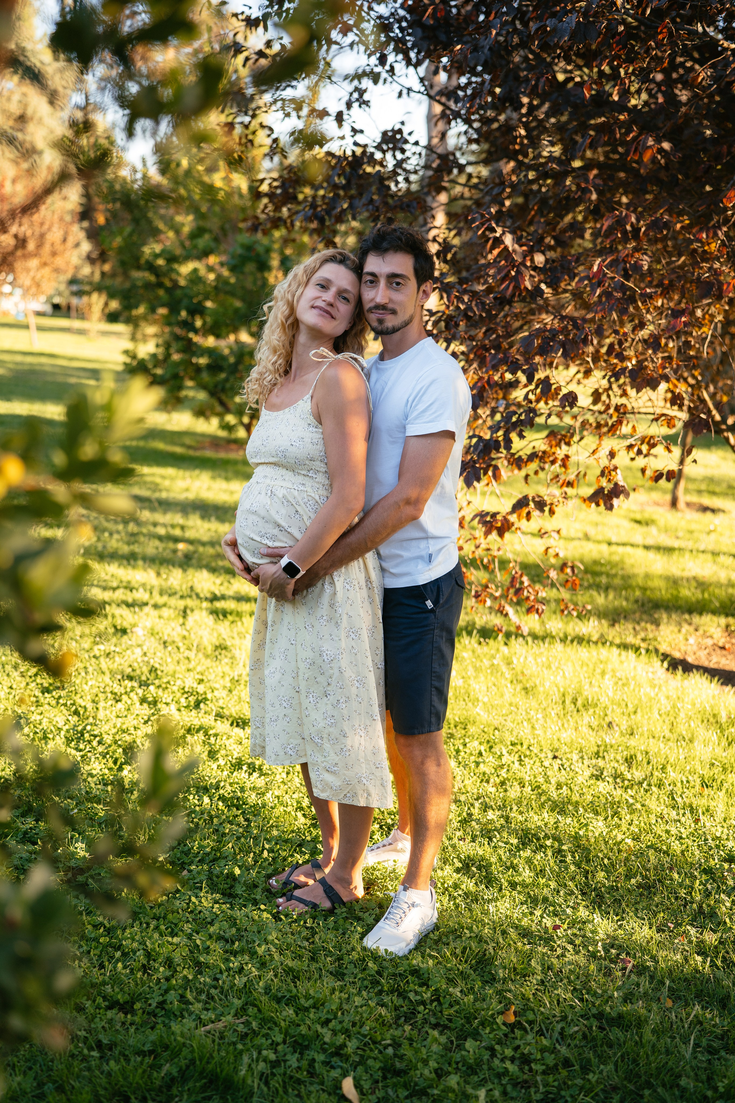 Candid pregnancy photoshoot in the park. Photographer in Madrid, Spain. Alyona Belyaninova