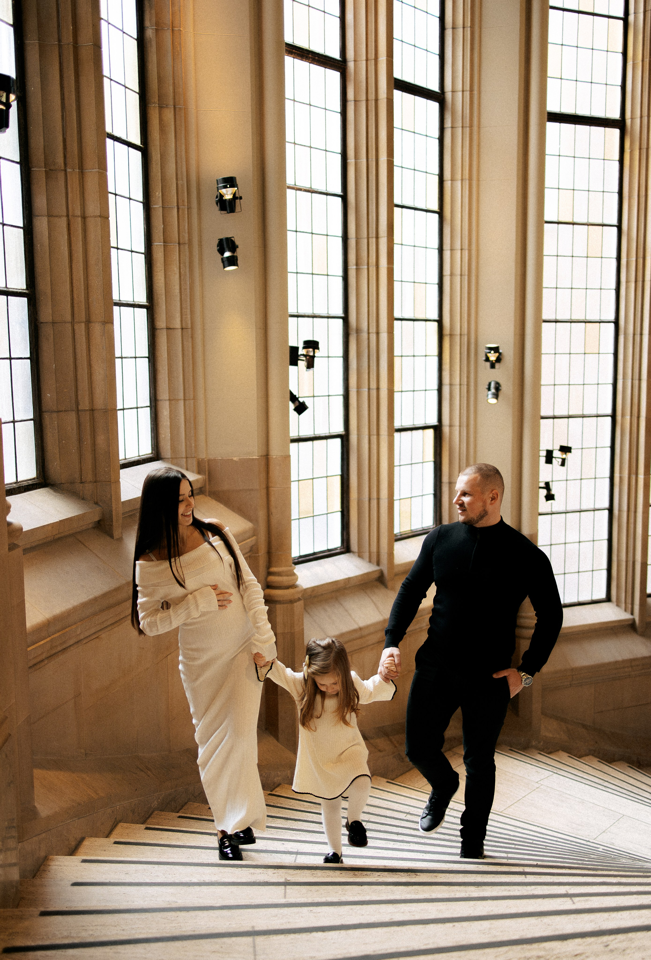 Family in the library. Family photographer Oregon — Washington