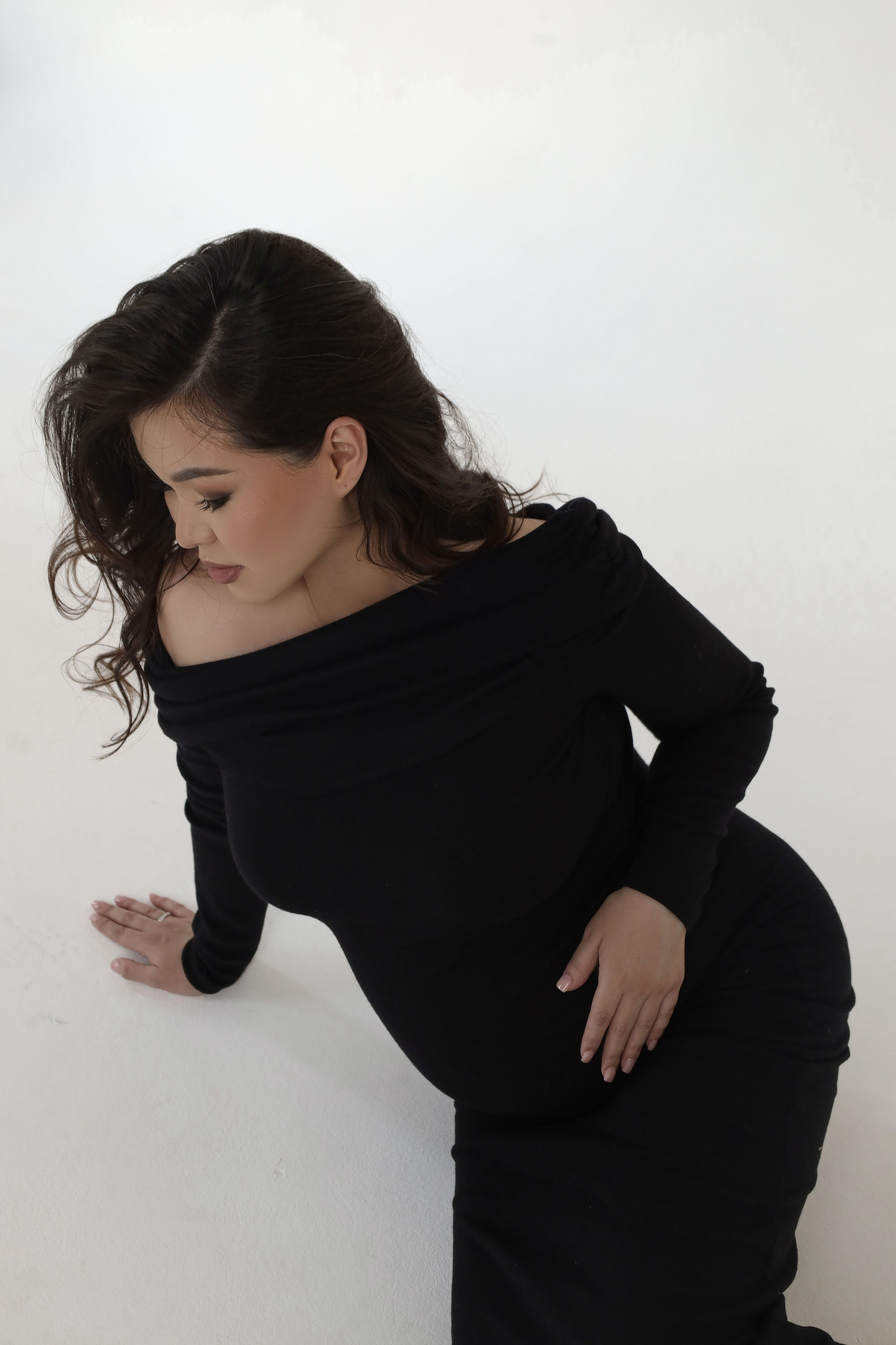 черное базовое платье с опущенными плечами,трикотаж,так же имеется в оттенке пудра.Размер универсальный