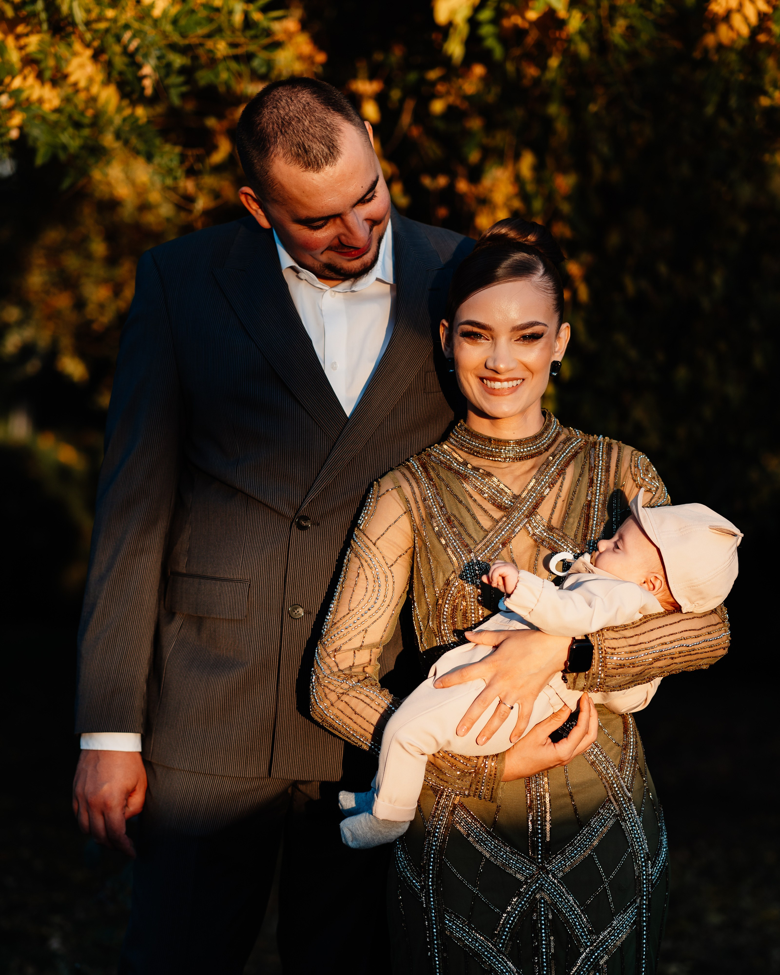 Instantaneu plin de tandrețe dintre părinți și bebeluș în ziua botezului, realizat în Craiova. Fotografie profesională de botez, capturând emoțiile autentice ale familiei într-un decor luminos și cald