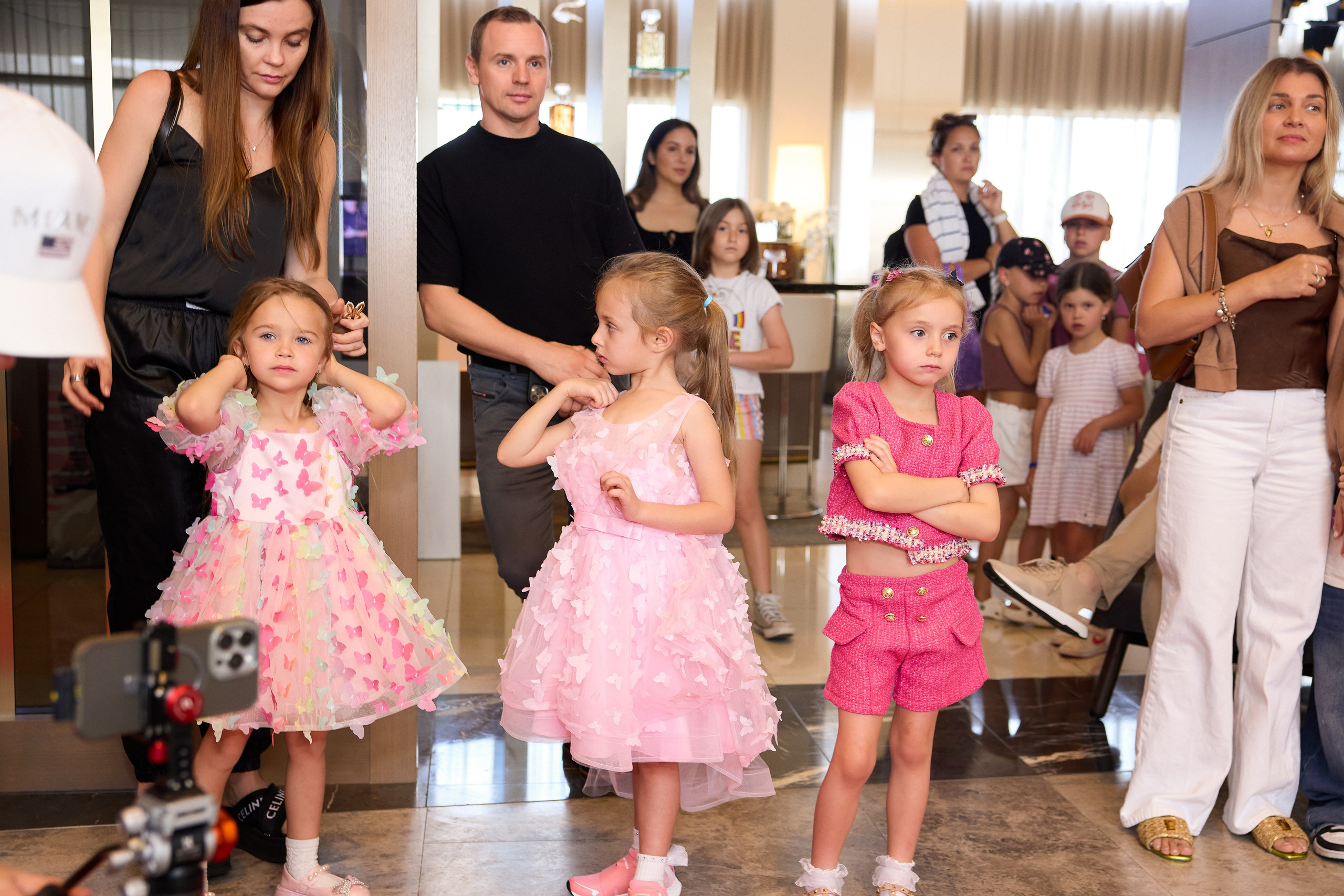 Авторская благотворительная художественная выставка Дианы Бортник. Фотограф Юлия Маковеева