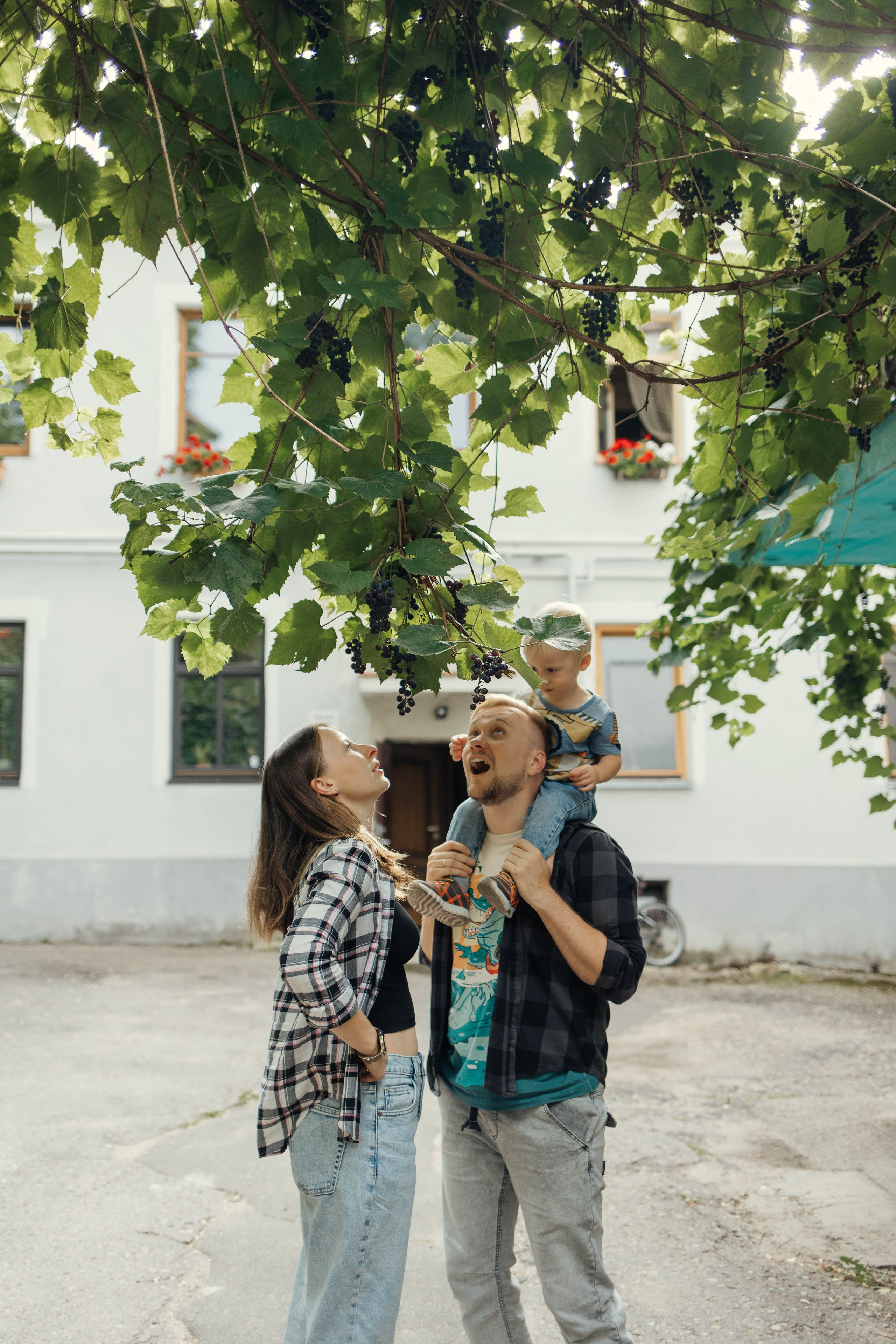 Along the streets of Vilnius in lifestyle style. Family photographer in Vilnuis Svetlana Naumova