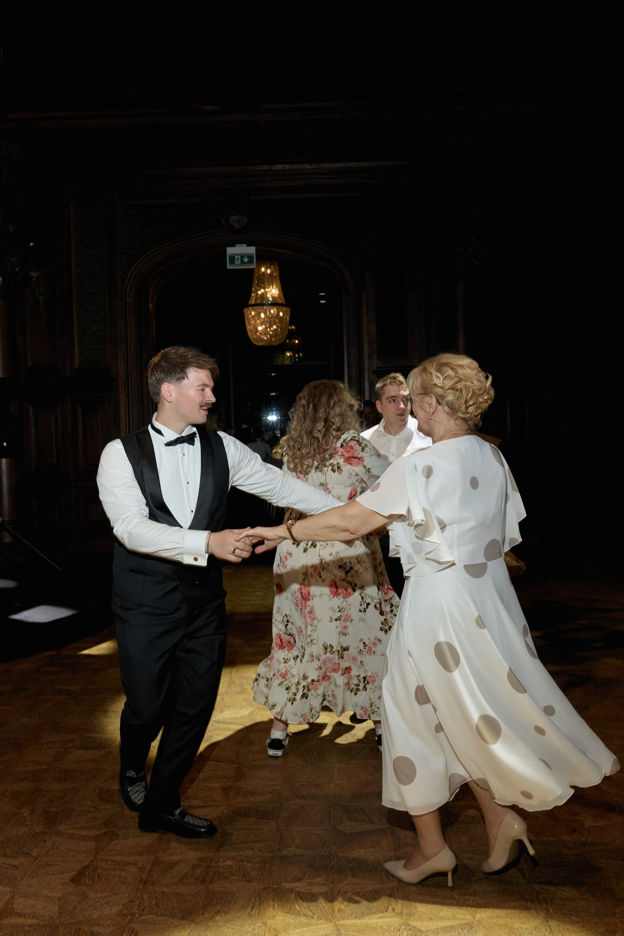 Wiktoria & Kacper. Pałac Goetz. Fotograf ślubny i rodzinny w Krakowie Yana Klymova