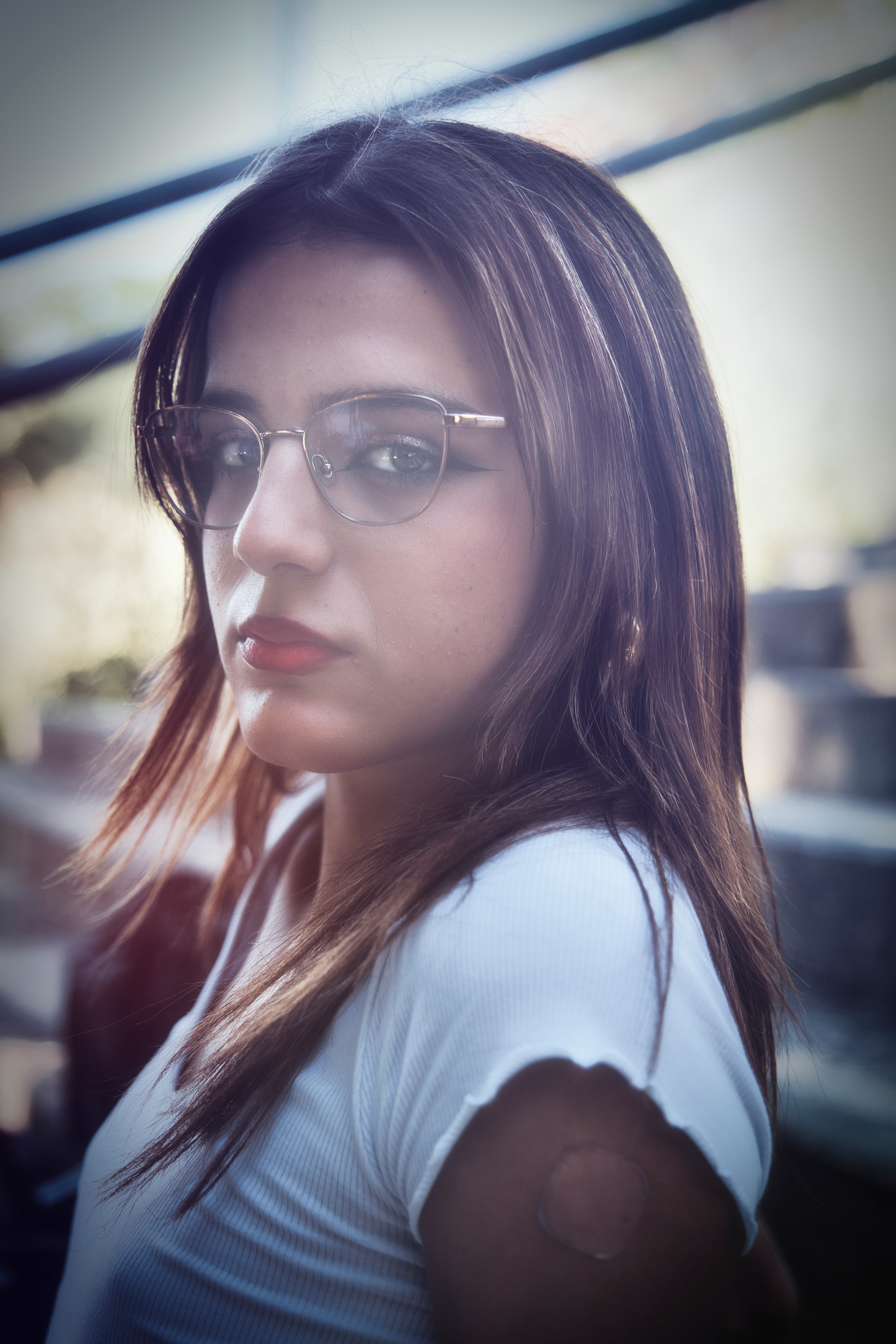 Retrato artístico en exteriores capturado con estilo profesional.