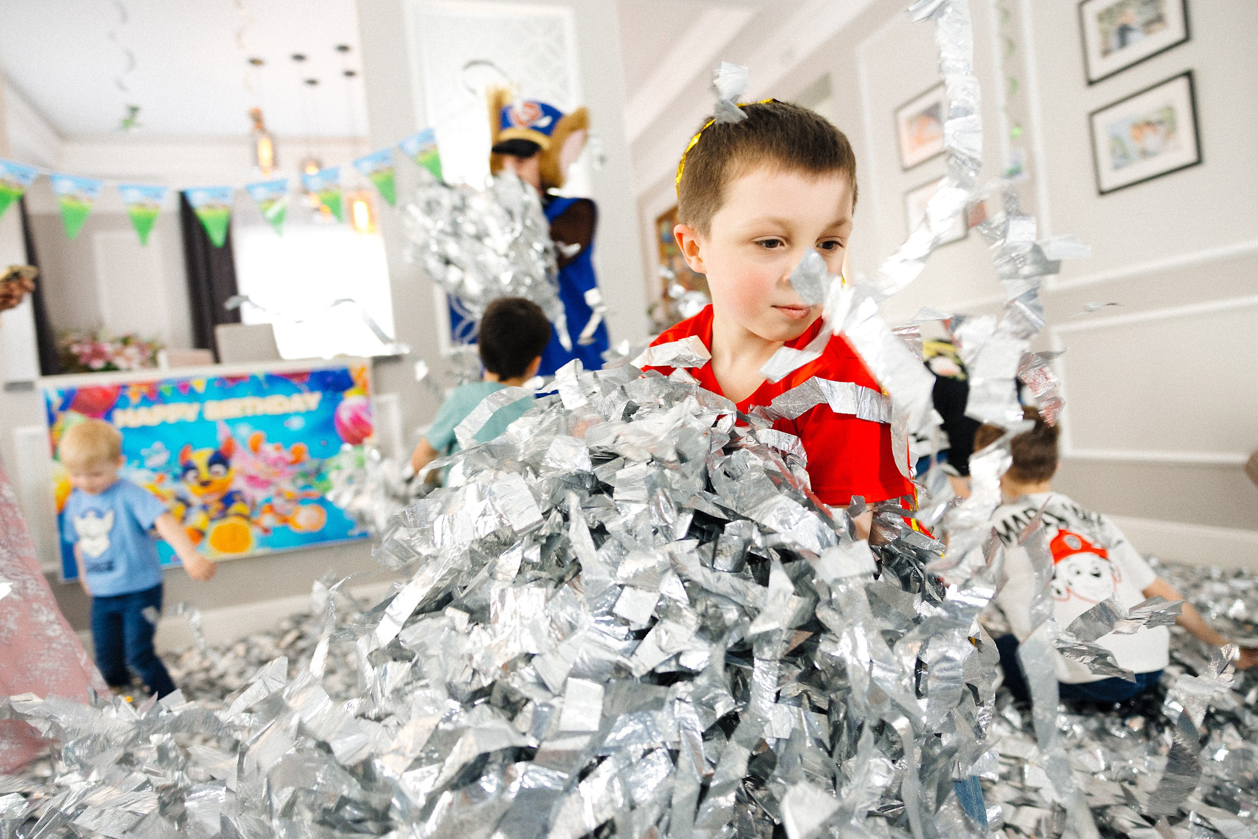 Яркая фотосессия детского праздника с аниматором и блестящей дискотекой из фольги в Риге. Евгений Тимофеев | Свадебный и контент-фотограф и видеограф в Риге