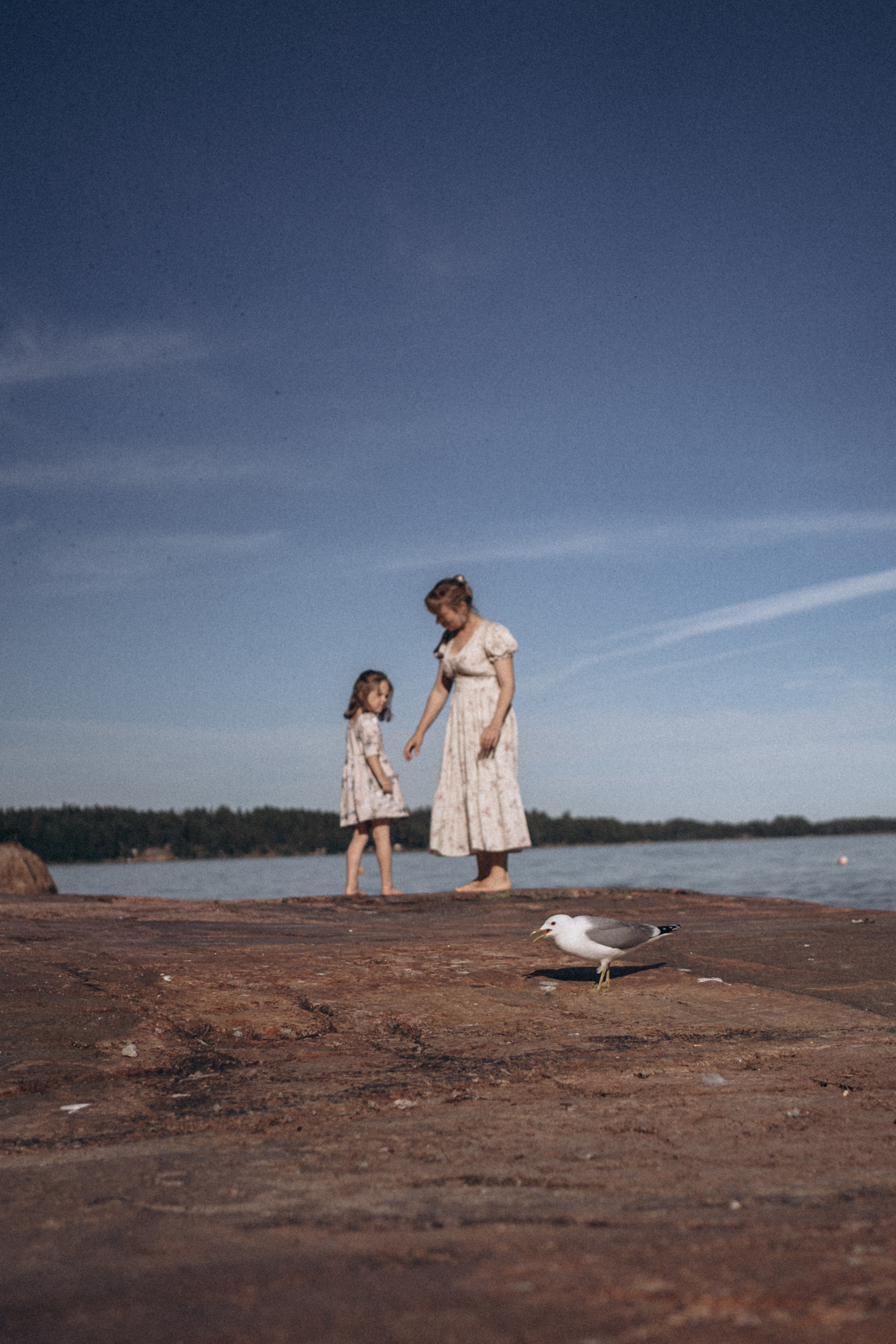 Sunny day on the cliffs. Family photographer in Helsinki, Victoria Guadagno