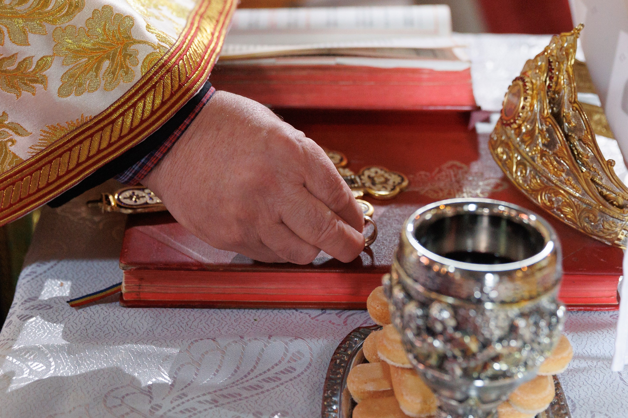 Andreea & Radu — simplu, autentic, al lor. Rares Bucur is a professional wedding photographer based in Cluj-Napoca, Romania, specializing in wedding photography