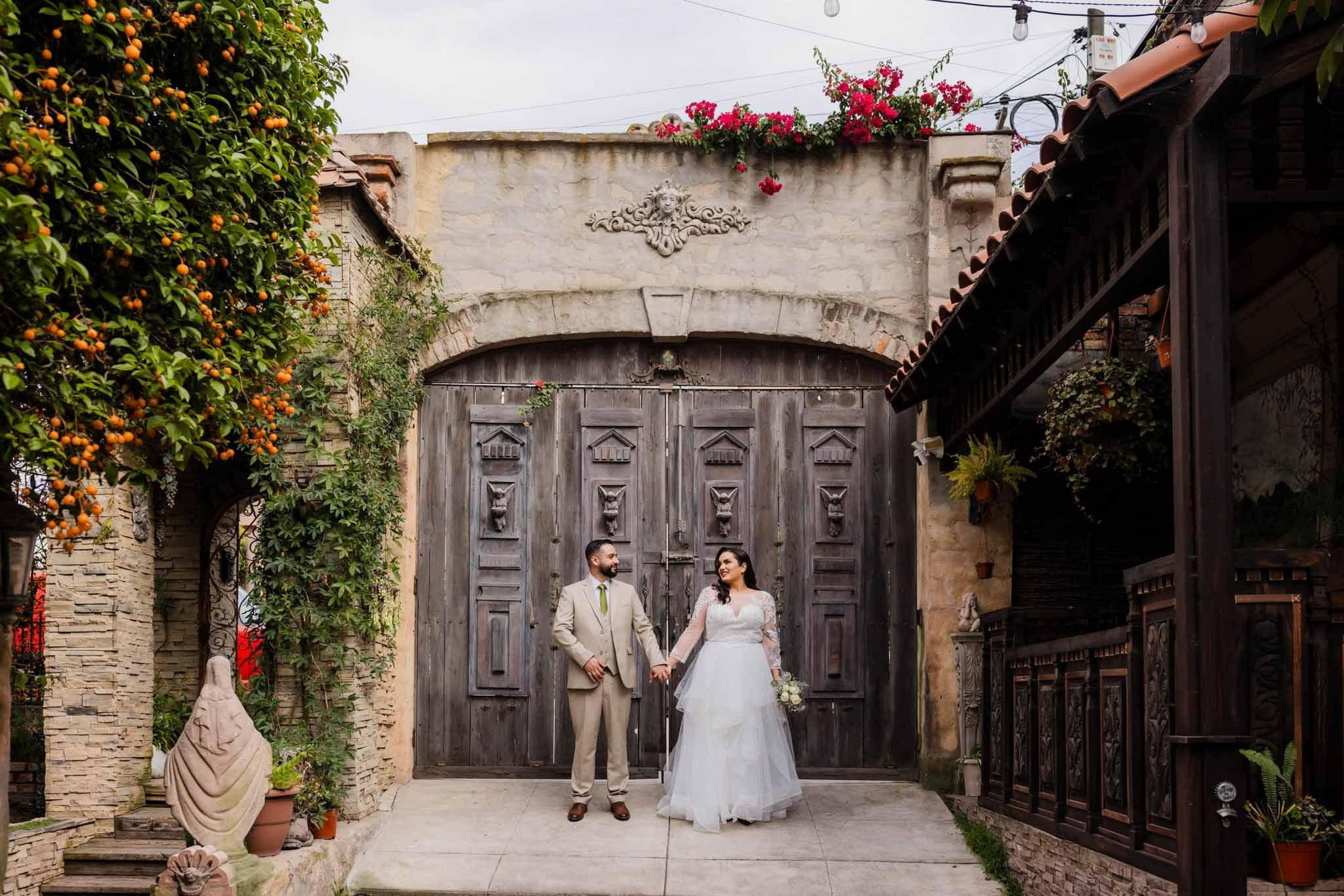 Fotógrafo de bodas en Tijuana Baja California, novios frente a portón en Jardín Casa Baga Rosarito, sesión de fotos profesional para bodas civiles y religiosas, paquetes de fotografía de bodas en Tijuana