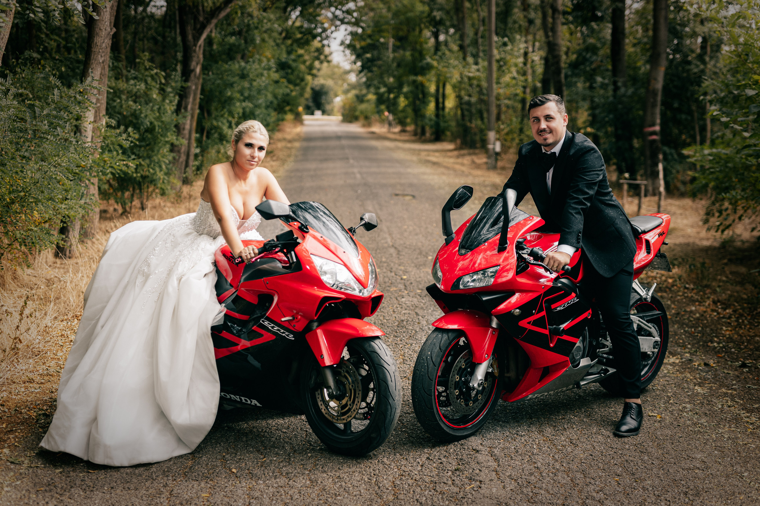 Trash the Dress cu motocicliști — ședință foto de poveste. Lucian Dedeu — Fotograf de nuntă și eveniment