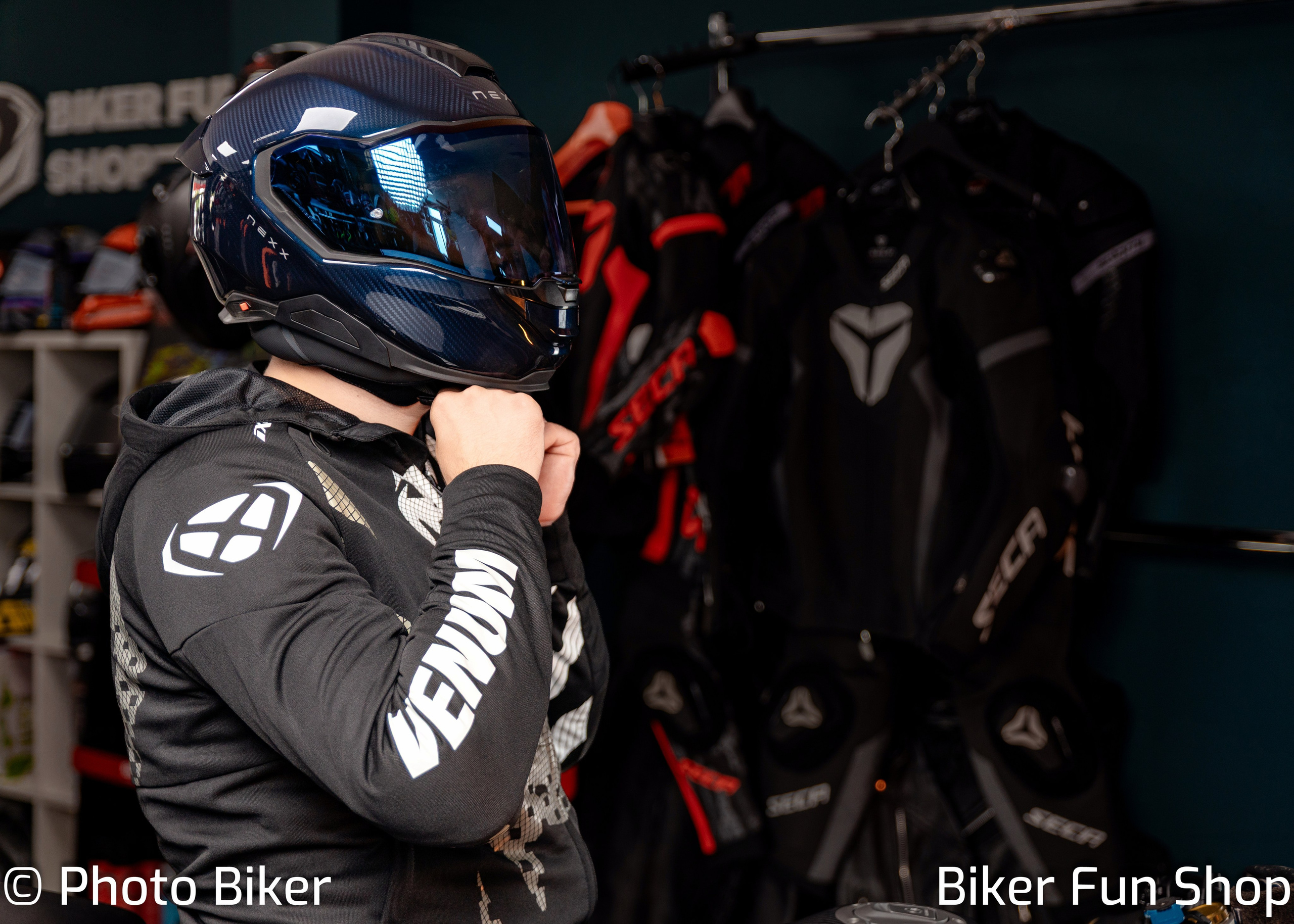 Sesiune foto magazin Biker Fun Shop. Lucian Dedeu — Fotograf