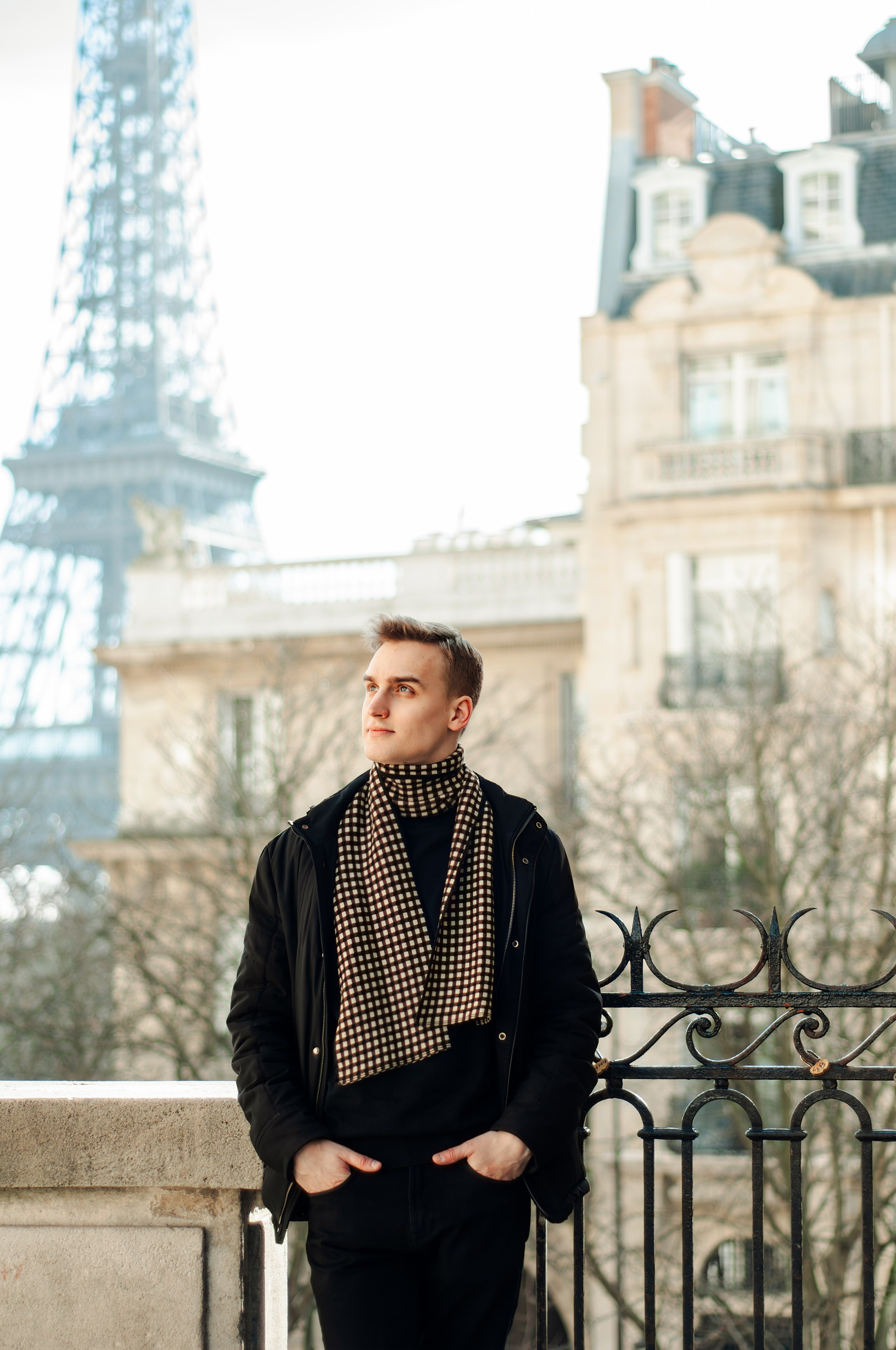 Мужская фотосессия у Эйфелевой башни. Фотограф в Париже Полина Осипова