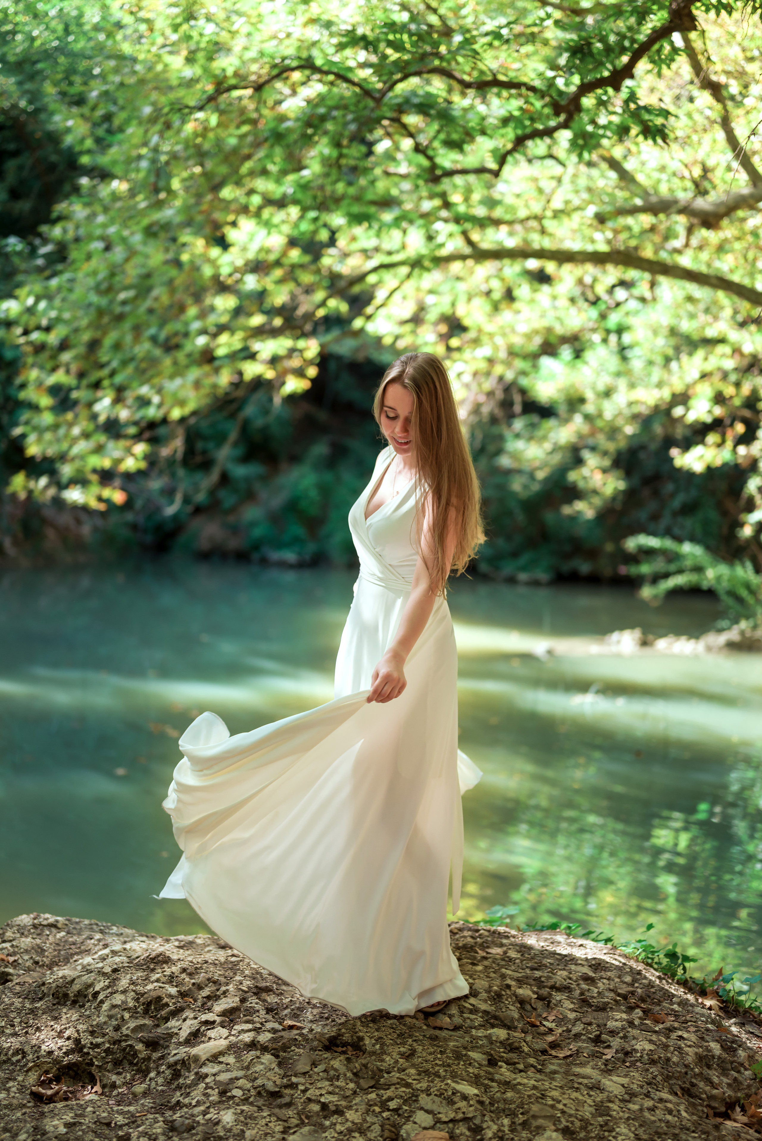 Невеста танцует в свадебном платье