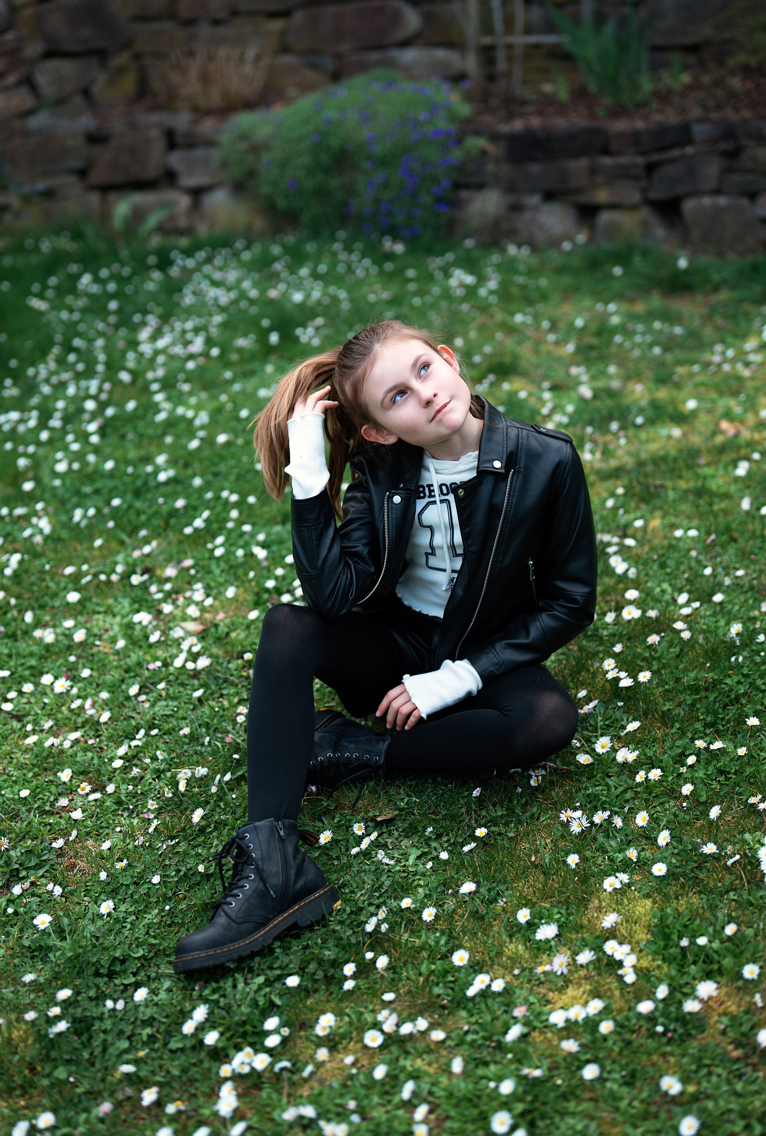 Zwischen Gänseblümchen. Familien, Portrait und Konzeptualfotografie in Genf, Schweiz