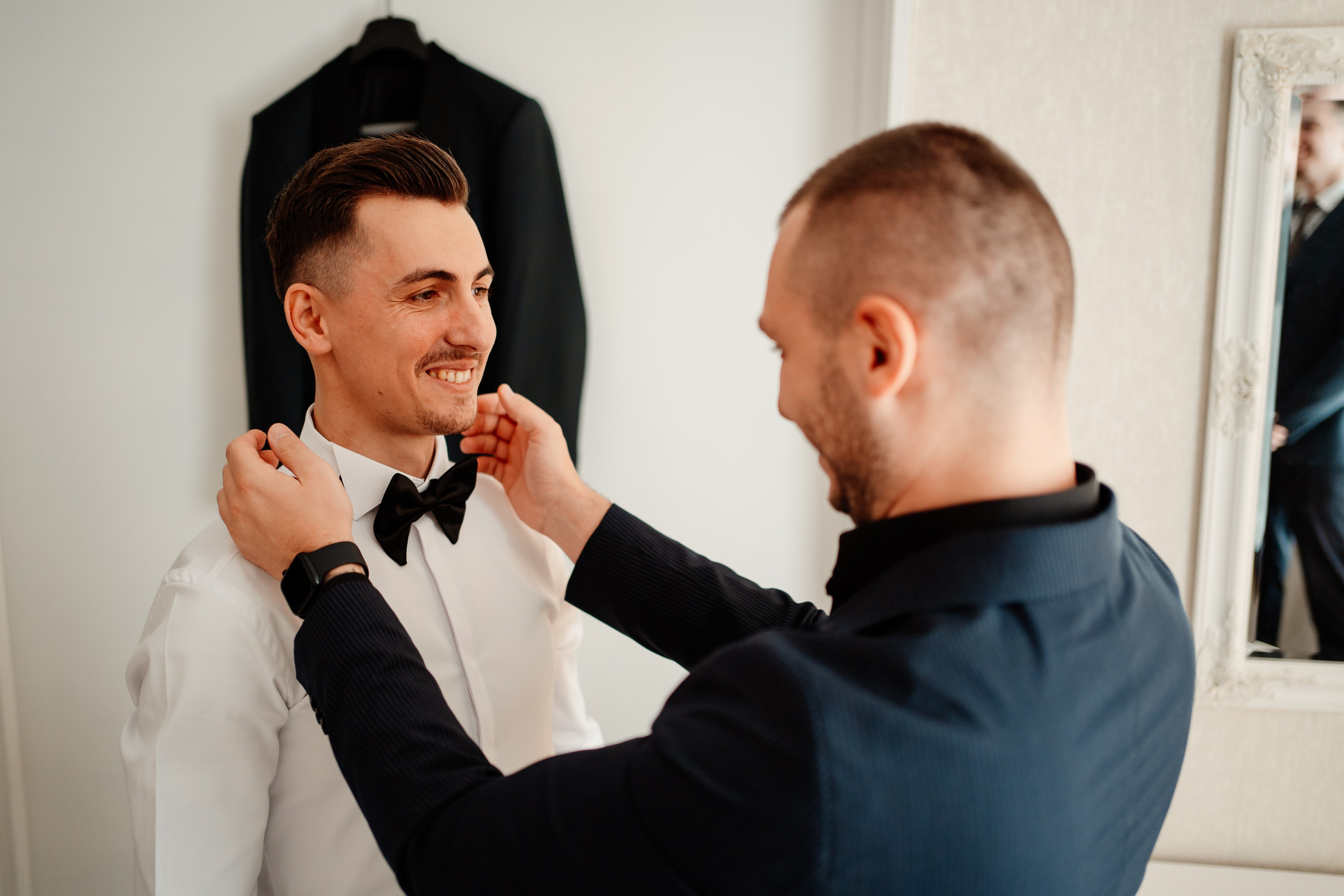 Moment emoționant între miri în ziua nunții, surprins într-un cadru natural și romantic, la Drobeta Turnu Severin. Fotografie de nuntă profesională, editată artistic pentru a evidenția emoția și eleganța evenimentului.