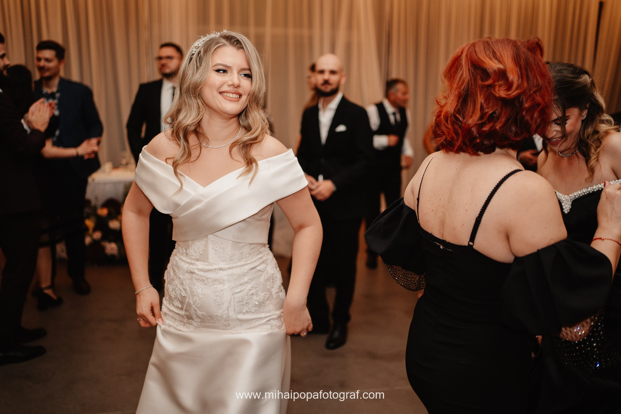 Moment emoționant între miri în ziua nunții, surprins într-un cadru natural și romantic, la Daimon Events. Fotografie de nuntă profesională, editată artistic pentru a evidenția emoția și eleganța evenimentului.