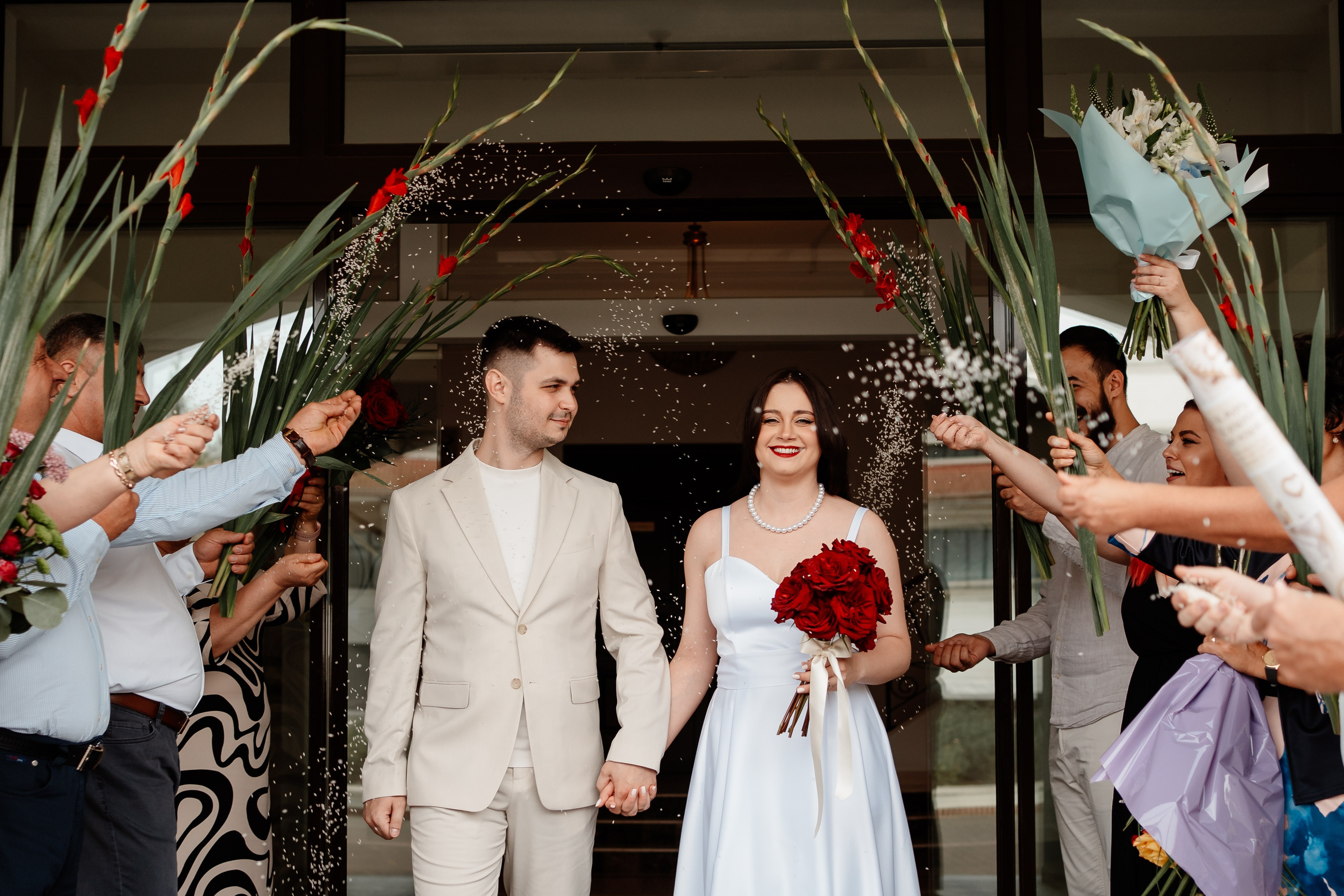 Miri fericiți în fața oficiului stării civile din Ilfov, celebrând începutul unei noi vieți împreună. Fotografie de cununie civilă, capturând naturalețea și bucuria momentului special.