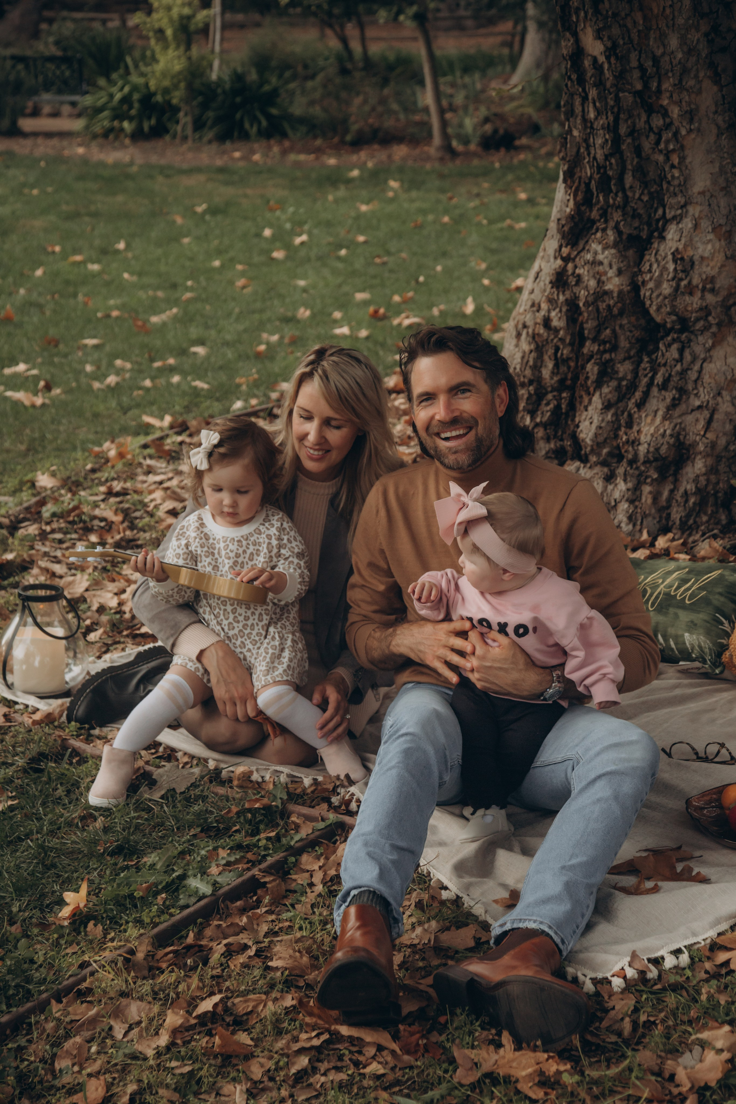 Family in nature. Family and children’s lifestyle photographer Elena Tumanova
