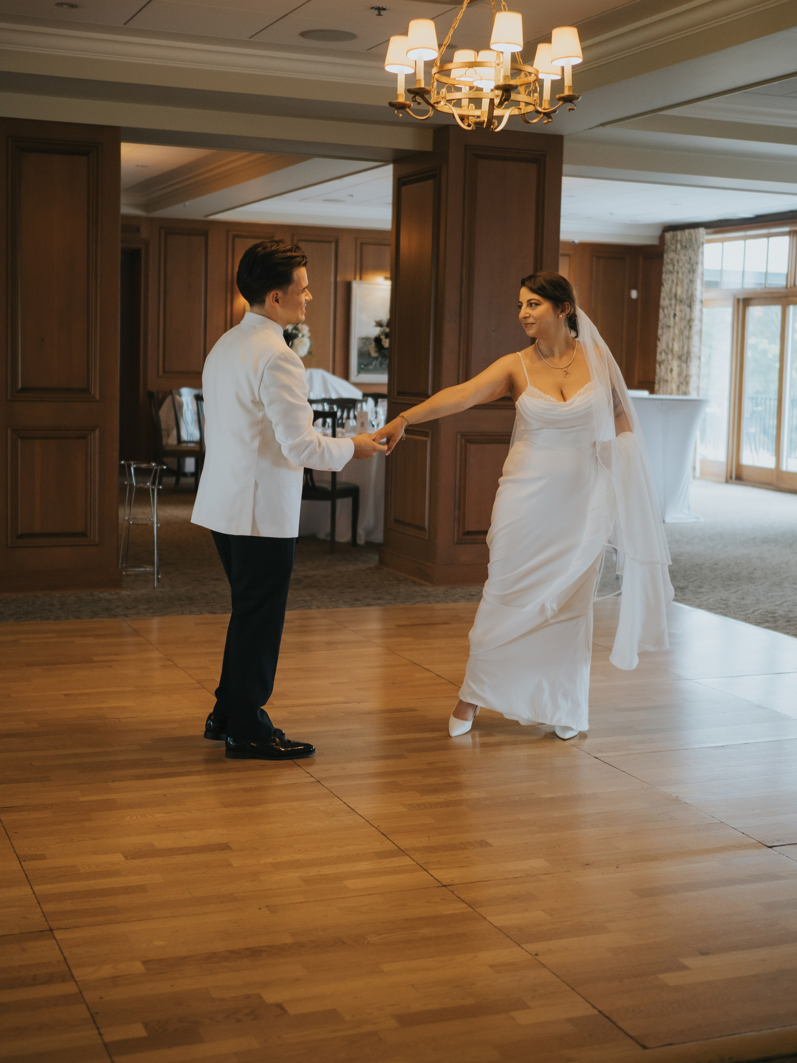 Wedding of Cassandra and Loïc in Beaconsfield, Montreal. Wedding and Family Photography Montreal Muriel Oe Photo