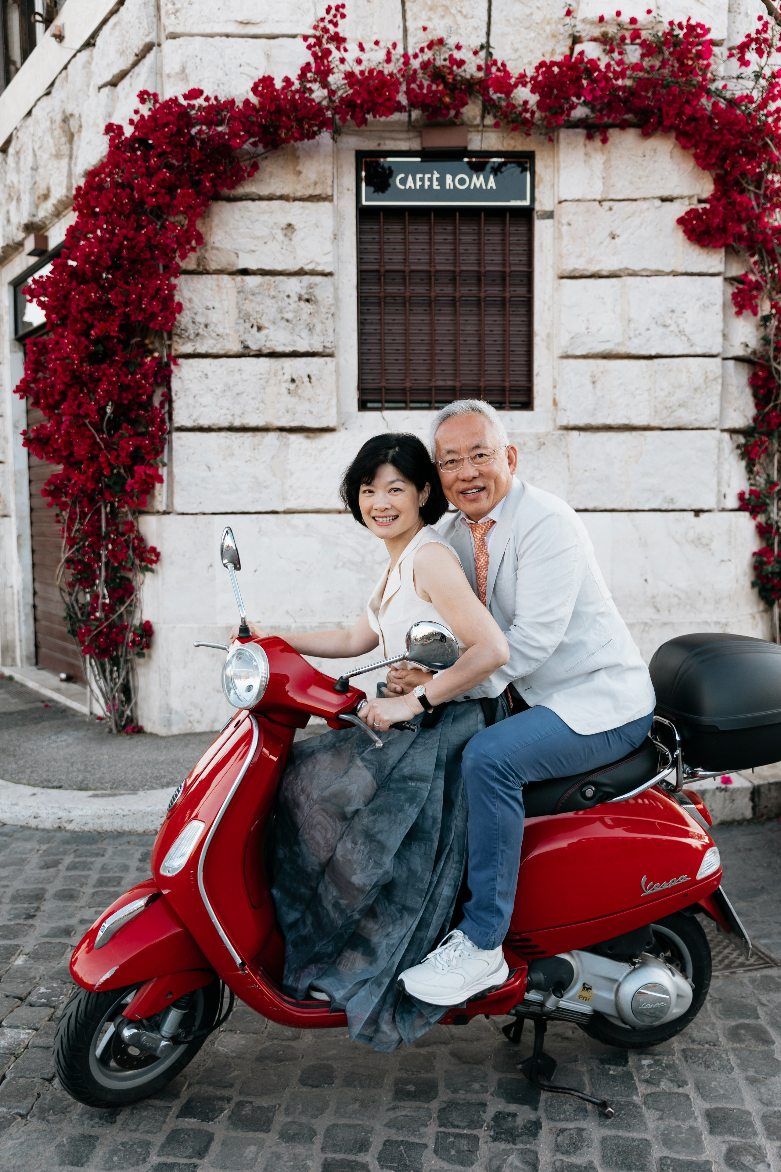 Fiat 500 and Vespa. Photographer in Rome