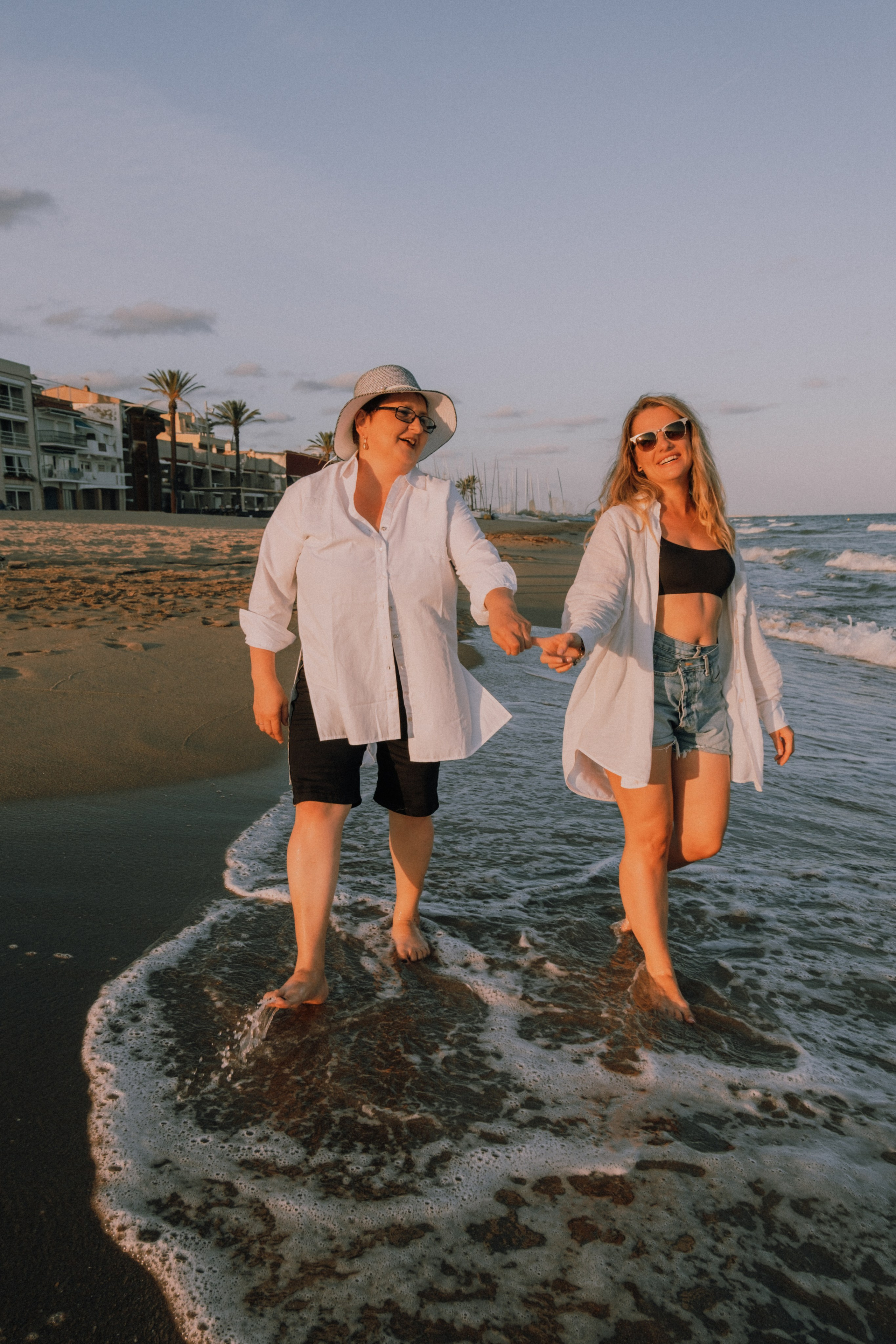Sesión de amigas en la playa. Fotografía profesional en Calafell - Elena Medvedeva