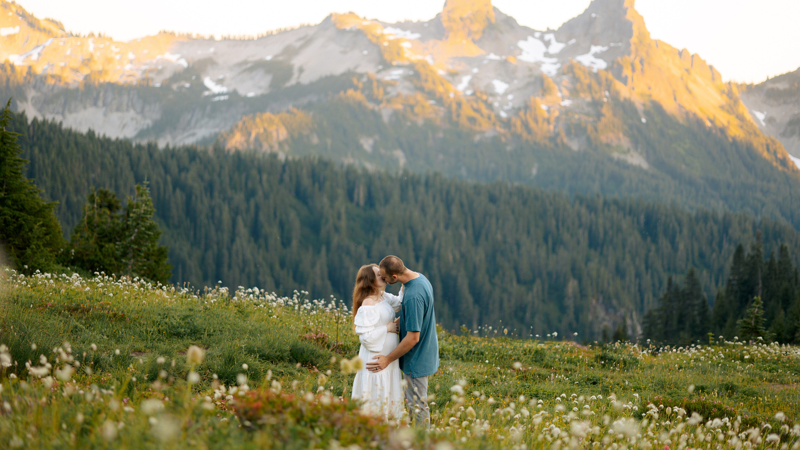 Embrace of Wildflowers. Family photographer Oregon — Washington