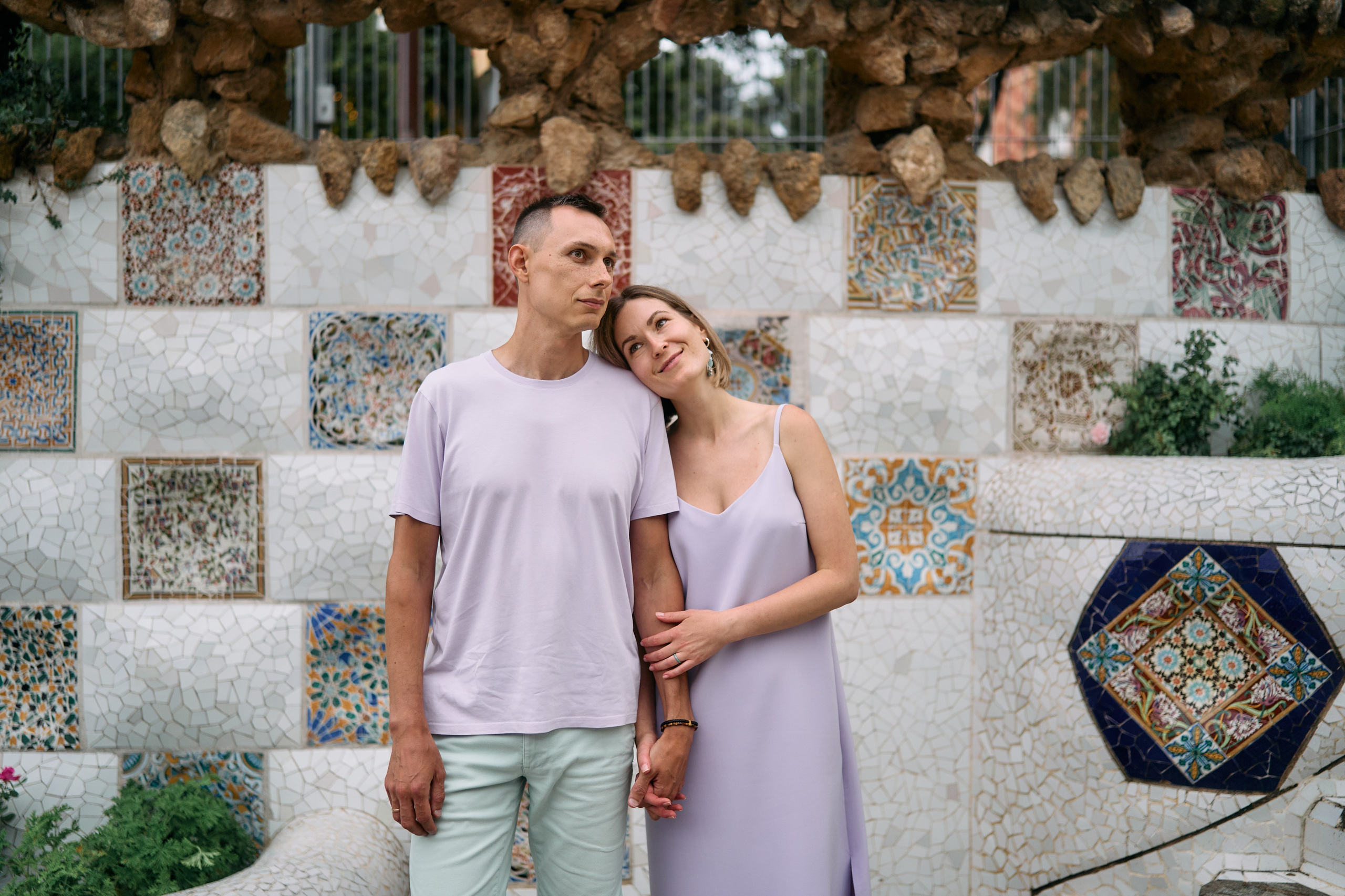 Description of the Park Güell location for a  love-story or individual photo shoot in Barcelona, examples of photos taken at this photo spot. POSTCARD.BCN Photographer Kate in Barcelona. Love-story, family or individual photo shoots
