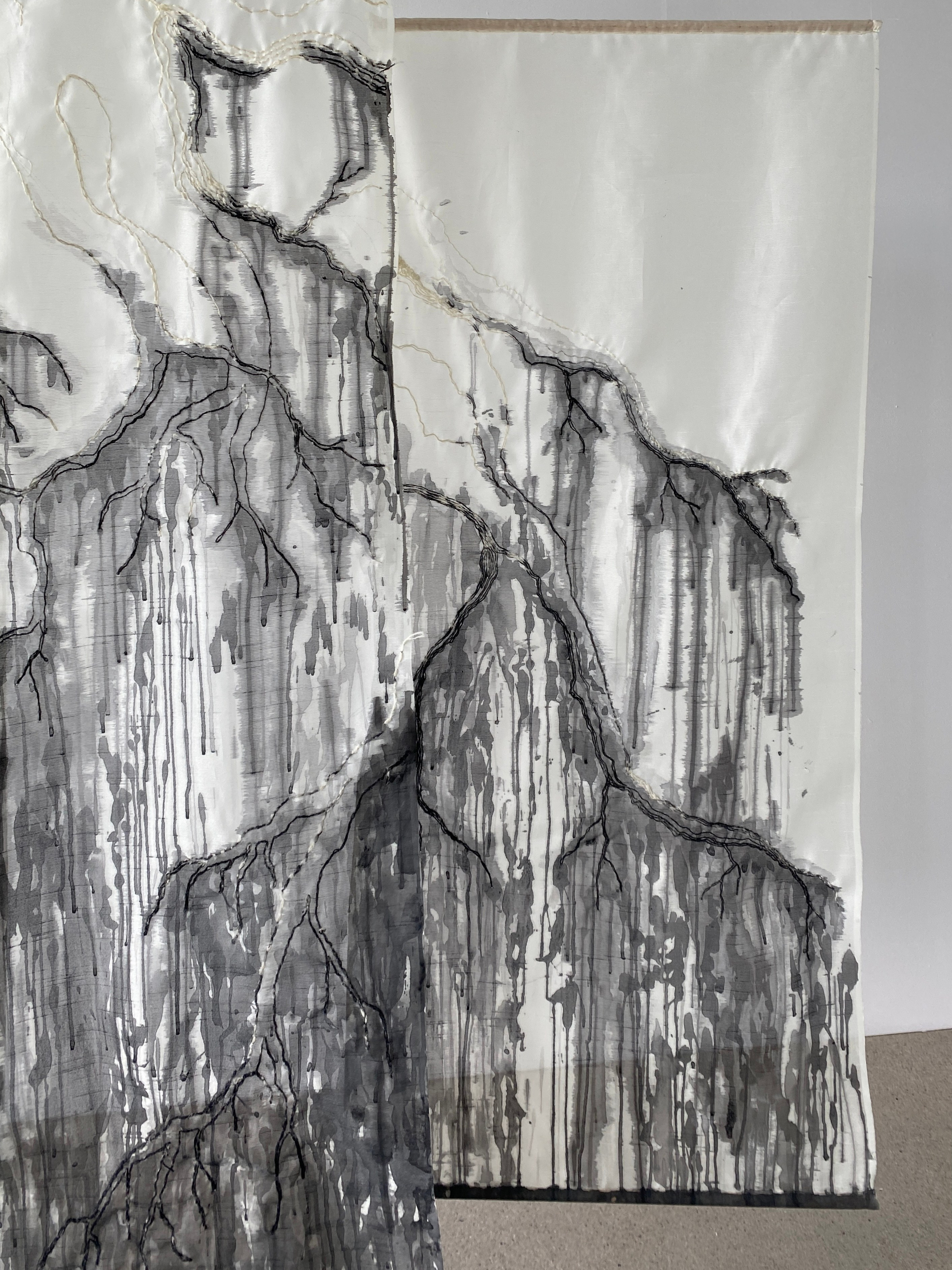 Tissu funéraire, fil de laine, encre Installation variable